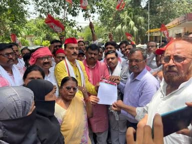 रेलवे के नोटिस के विरोध में सपा का कलेक्ट्रेट पर प्रदर्शन, गरीबों को बेघर न करने की मांग
सैकड़ों कार्यकर्ताओं और झुग्गी-झोपड़ी परिवारों के साथ पहुंचे सपाई, डीआरएम बरेली व जीएम गोरखपुर को संबोधित ज्ञापन सौंपा
शाहजहांपुर। उत्तर रेलवे प्रशासन द्वारा रेलवे भूमि से सैकड़ों झुग्गी-झोपड़ी परिवारों को हटाने के लिए जारी किए गए नोटिस के विरोध में सोमवार को समाजवादी पार्टी ने जिलाध्यक्ष एवं पूर्व चेयरमैन तनवीर खान के नेतृत्व में कलेक्ट्रेट पर जोरदार प्रदर्शन किया। खिरनीबाग स्थित जीआईसी मैदान के पास एकत्र हुए सैकड़ों कार्यकर्ता, पदाधिकारी और प्रभावित परिवार जुलूस के रूप में नारेबाजी करते हुए जिला मुख्यालय पहुंचे।प्रदर्शन के बाद सपाइयों ने उत्तर रेलवे के डीआरएम बरेली एवं जीएम गोरखपुर को संबोधित ज्ञापन जिलाधिकारी के माध्यम से नगर मजिस्ट्रेट रजनीकांत मिश्रा को सौंपा। बाद में सपा प्रतिनिधिमंडल ने जिलाधिकारी धर्मेंद्र प्रताप सिंह से भी मुलाकात कर ज्ञापन की प्रति दी।सपा जिलाध्यक्ष तनवीर खान ने कहा कि वर्षों से झुग्गी-झोपड़ियों में रह रहे गरीब परिवारों को बेघर करने का प्रयास किया जा रहा है, जिसे समाजवादी पार्टी किसी भी कीमत पर बर्दाश्त नहीं करेगी। उन्होंने कहा कि गरीबों को न्याय दिलाने के लिए रेलवे प्रशासन को तत्काल पत्र भेजा जाए, अन्यथा पार्टी बड़ा आंदोलन करने को बाध्य होगी।इस दौरान जिलाधिकारी ने संबंधित अधिकारियों को रेलवे प्रशासन को पत्र भेजने के निर्देश देते हुए प्रभावित परिवारों को हरसंभव सहयोग का आश्वासन दिया। पूर्व मंत्री अवधेश कुमार वर्मा ने कहा कि समाजवादी पार्टी हमेशा गरीबों, मजदूरों और बेसहारा लोगों के अधिकारों की लड़ाई लड़ती रही है और आगे भी संघर्ष जारी रहेगा। इस मौके पर सपा जिला महासचिव रंणजय सिंह यादव, सपा प्रदेश सचिव रामसूरत यादव, सपा प्रदेश सचिव विजय सिंह, सपा नगर विधानसभा अध्यक्ष अतिउल्ला सिद्दीकी,सपा महानगर अध्यक्ष चौधरी रामकुमार भोजवाल, सपा नेता जितेंद्र प्रसाद गौतम,सपा जिला उपाध्यक्ष संजीव कुमार वर्मा, सपा महिला सभा की राष्ट्रीय सचिव गायत्री वर्मा, पुवाया विधानसभा अध्यक्ष डॉक्टर जितेंद्र सिंह वर्मा, सपा अल्पसंख्यक सभा के प्रदेश सचिव परवेज़ अंसारी, सपा अल्पसंख्यक सभा के प्रदेश सचिव नाजिम फारूकी,सपा पिछड़ा वर्ग प्रकोष्ठ के प्रदेश अध्यक्ष मोनू कुरैशी,सपा महिला सभा की जिला अध्यक्ष किरन कठेरिया, सपा जिला सचिव नसीम खान,सपा महिला सभा की महानगर अध्यक्ष जफरीन, सपा अधिवक्ता सभा के जिला अध्यक्ष मुकेश यादव, सपा पुवाया नगर अध्यक्ष राजकुमार शर्मा, सपा अल्पसंख्यक सभा के जिला अध्यक्ष हफीज अंसारी, जन्नती बानो, राजेश्वरी गुप्ता, विमला देवी, रितिक यादव, शाहीन, हुस्न आरा, बिस्मिल्लाह बेगम, महेजवी, सकीना,मेहरून निशा, पूनम देवी, ज्ञानवती,नन्ही,शाहदा बेगम,सपा अल्पसंख्यक सभा के विधानसभा अध्यक्ष अरशद खान, सपा जिला सचिव संतोष कुमार पाल,सपा जिला सचिव मोहम्मद फैसल, सपा यूथ ब्रिगेड का राष्ट्रीय सचिव अजीम खान,राघवेंद्र मिश्रा, सलमान खान, टिंकू सिंह, अनिल भास्कर, जबर सिंह यादव, सैयद शकील मियां,पूर्व सभासद अब्दुल कयूम, पूर्व मेंबर दुर्गेश कुमार गुप्ता,सपा छात्र सभा के पुवाया विधानसभा अध्यक्ष समर्थ यादव, बबल किशोर वाल्मीकि, अभय शंकर, मोहम्मद फहीम,पी.एल गौतम, भानु सिंह चौहान, ऋषभ सक्सेना, किशन यादव, सर्वेश यादव, राहुल यादव, फराज इदरीसी, सरताज अली इदरीसी, अब्दुल्ला शरीफ, इमरान खान,असलम खान,अखिलेश यादव, रानू खान,आरिफ खान, श्लोक मौर्य, सपा जिला अध्यक्ष के प्रतिनिधि शाहनवाज आदि मौजूद रहे।
Samajwadi Party Tanveer Khan
Chaudhary Ram Kumar Bhojwal