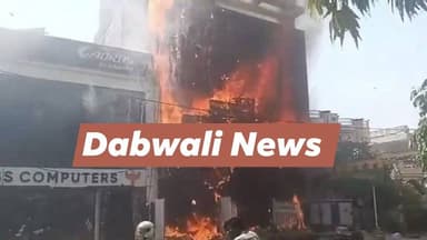 *लखनऊ के अलीगंज स्थित पुरनिया इलाके में एक इमारत में भीषण आग लग गई है। इस इमारत में एक कोचिंग सेंटर संचालित हो रहा था, जिसमें कई छात्र-छात्राएं फंस गए।*
आग लगने के बाद पूरे इलाके में अफरा-तफरी मच गई। अपनी जान बचाने के लिए कुछ लोग इमारत के छज्जे और छत से भी कूद गए। पूरी इमारत धुएं और आग की लपटों से घिरी हुई है। हादसे की सूचना मिलते ही दमकल और पुलिस की टीमें मौके पर पहुंचीं हैं। आग पर काबू पाने और फंसे हुए लोगों को सुरक्षित बाहर निकालने का प्रयास जारी है।
ऐसा कहा जा रहा है कि आईटी की कोई कंपनी है, जहां बच्चे ट्रेनिंग करते हैं वही बच्चे फंसे हुए हैं। स्थानीय लोगों के अनुसार 10 से 12 लोग यहां पर फंसे हुए हैं। दमकल की चार गाड़ियां मौके पर मौजूद है और आग बुझाने का प्रयास जारी है।