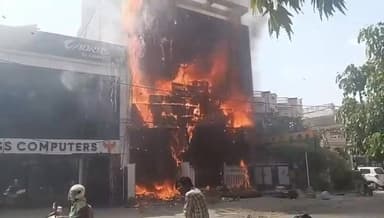 उत्तर प्रदेश की राजधानी लखनऊ के अलीगंज इलाके में सोमवार को एक कोचिंग-कम-गेमिंग जोन में भीषण आग लगने से अफरा-तफरी मच गई। मीडिया खबरों के मुताबिक इसमें 13 लोगों की मौत की आशंका जताई गई है।
#Lucknow #Aliganj #LucknowFire #GamingZoneFire #CoachingCenter #UttarPradesh #FireIncident #BreakingNews #Hindinews #Trendingnow #Trending #Latestupdate #Trendingnews