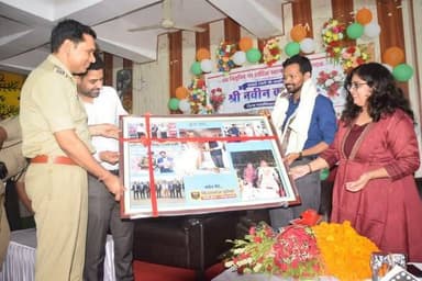 भावुक माहौल में निवर्तमान जिलाधिकारी विशाल राज को दी गई सम्मानपूर्ण विदाई।
किशनगंज। जिले के निवर्तमान जिलाधिकारी विशाल राज के स्थानांतरण के उपरांत उन्हें एक गरिमामय एवं भावविह्वल समारोह में ससम्मान विदाई दी गई। इस अवसर पर नवपदस्थापित जिलाधिकारी नवीन कुमार, पुलिस कप्तान संतोष कुमार सहित जिला एवं प्रखंड स्तर के सभी पदाधिकारी उपस्थित रहे। कार्यक्रम का वातावरण भावनात्मक होने के साथ-साथ सम्मान और कृतज्ञता से परिपूर्ण रहा।समारोह के दौरान अधिकारियों ने श्री विशाल राज के सफल कार्यकाल, कुशल नेतृत्व, प्रभावी प्रशासनिक प्रबंधन तथा जनहित के प्रति उनकी प्रतिबद्धता की सराहना की। वक्ताओं ने कहा कि उनके मार्गदर्शन में जिले ने विकास के विभिन्न क्षेत्रों में उल्लेखनीय उपलब्धियां हासिल कीं तथा प्रशासन और आमजन के बीच बेहतर समन्वय स्थापित हुआ।
पुलिस कप्तान संतोष कुमार ने अपने संबोधन में कहा कि विशाल राज की सहजता, सरलता, शालीनता एवं कार्य के प्रति पूर्ण निष्ठा सभी अधिकारियों और कर्मियों के लिए प्रेरणास्रोत रही है। उन्होंने उनके उज्ज्वल भविष्य एवं सफल प्रशासनिक जीवन की शुभकामनाएं दीं।
जिलाधिकारी नवीन कुमार ने कहा कि उनके पूर्ववर्ती द्वारा जिले के विकास के लिए जो मानक एवं लक्ष्य निर्धारित किए गए हैं, उन्हें पूरी प्रतिबद्धता के साथ आगे बढ़ाया जाएगा तथा विकास योजनाओं को शत-प्रतिशत धरातल पर उतारने का प्रयास किया जाएगा। अपने संबोधन में निवर्तमान जिलाधिकारी विशाल राज ने जिले के नागरिकों, जनप्रतिनिधियों एवं प्रशासनिक अधिकारियों का आभार व्यक्त किया। उन्होंने कहा कि जिले के सर्वांगीण विकास में यहां के लोगों का भरपूर सहयोग मिला, जिसके कारण कई महत्वपूर्ण योजनाओं को सफलतापूर्वक लागू किया जा सका। अंत में उपस्थित अधिकारियों एवं कर्मियों ने उन्हें भावभीनी विदाई देते हुए उनके उज्ज्वल भविष्य की कामना की।
#viralpost #viralreelschallenge #viralchallenge #newyork #2026Goals #बिहार #allflowers #Kishanganj #DM #SP