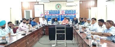 जिले में बैंकिंग सेवाओं को अधिक प्रभावी, पारदर्शी एवं जनोन्मुखी बनाने के उद्देश्य से कलेक्ट्रेट सभाकक्ष में जिला स्तरीय परामर्शदात्री समिति (डीएलसीसी) एवं जिला स्तरीय समीक्षा समिति (डीएलआरसी) की महत्वपूर्ण बैठक आयोजित की गई। बैठक की अध्यक्षता कलेक्टर एवं जिला दण्डाधिकारी सुश्री संतन देवी जांगड़े ने की। बैठक में जिला पंचायत सीईओ अंकिता सोम, भारतीय रिजर्व बैंक (आरबीआई) के लीड डिस्ट्रिक्ट ऑफिसर श्री क्षितिज वर्मा, नाबार्ड के जिला विकास प्रबंधक श्री अनुपम तिवारी, लीड बैंक सेंट्रल बैंक ऑफ इंडिया के अधिकारी, विभिन्न बैंक शाखाओं के प्रतिनिधि तथा संबंधित विभागों के अधिकारी उपस्थित रहे।
#chhattisgarh #mcbdistrict