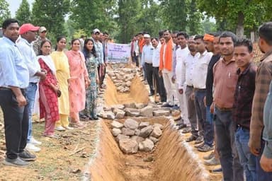 पर्यावरण संरक्षण, जल संवर्धन एवं सतत विकास को जनआंदोलन का स्वरूप देने की दिशा में जिला प्रशासन मनेन्द्रगढ़-चिरमिरी-भरतपुर द्वारा ग्राम पंचायत महई में जिला स्तरीय ‘एक पेड़ मां के नाम’ एवं ‘मोर गांव मोर पानी’ अभियान के अंतर्गत वृहद पौधरोपण एवं जल संरक्षण कार्यक्रम का आयोजन किया गया। कार्यक्रम में जनप्रतिनिधियों, अधिकारियों, कर्मचारियों, श्रमिकों एवं ग्रामीणों की सक्रिय सहभागिता से बड़े पैमाने पर पौधरोपण कर पर्यावरण संरक्षण और जल बचाने का संदेश दिया गया। कार्यक्रम में जिला पंचायत सदस्य अनीता सिंह श्याम, जिला पंचायत सदस्य उदित नारायण, जनपद पंचायत मनेन्द्रगढ़ की अध्यक्ष जानकी बाई खुसरो, बीडीसी भैया राम, सरपंच बाबू राम, कलेक्टर सुश्री संतान देवी जांगड़े, जिला पंचायत सीईओ श्रीमती अंकिता सोम, जनपद पंचायत सीईओ सुश्री वैशाली सिंह, एपीओ मो. आरिफ रजा, राज नारायण सहित विभिन्न विभागों के अधिकारी-कर्मचारी एवं बड़ी संख्या में ग्रामीण उपस्थित रहे। अभियान के तहत लगभग 5 एकड़ क्षेत्र में 2500 औषधीय एवं फलदार पौधों का रोपण किया गया। इनमें आंवला, हर्रा, बहेरा, जामुन, बेल, अमलतास, करंज, अर्जुन तथा शतावर जैसे औषधीय एवं पर्यावरणीय दृष्टि से महत्वपूर्ण पौधे शामिल हैं। इन पौधों से भविष्य में न केवल हरित आवरण बढ़ेगा, बल्कि आयुष चिकित्सा पद्धति एवं स्थानीय स्वास्थ्य परंपराओं को भी प्रोत्साहन मिलेगा।
#chhattisgarh #mcbdistrict