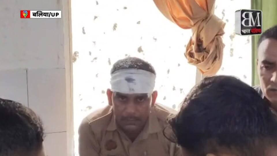 🚨 **बलिया में भीषण सड़क हादसा: न्यायिक SDM की गाड़ी को पिकअप ने मारी जोरदार टक्कर!** 🚨
बलिया के दुबहर थाना क्षेत्र (मिश्र नेवरी के पास) आज एक बड़ा हादसा सामने आया है। बैरिया जा रहे सदर न्यायिक एसडीएम की गाड़ी को सामने से आ रहे एक माल लदे तेज रफ्तार पिकअप ने टक्कर मार दी।
🔹 **हादसे से जुड़ी मुख्य बातें:**
* **भीषण टक्कर:** हादसा कदम चौराहा-धनीपुर मार्ग पर हुआ। टक्कर इतनी भयंकर थी कि दोनों वाहन बुरी तरह क्षतिग्रस्त हो गए।
* **चालक गंभीर रूप से घायल:** एसडीएम के वाहन चालक को गंभीर चोटें आई हैं, जिसे ग्रामीणों की मदद से फौरन जिला अस्पताल में भर्ती कराया गया है।
* **अधिकारी सुरक्षित:** गनीमत रही कि एसडीएम सुरक्षित हैं और उन्हें जिला मुख्यालय भेज दिया गया है।
* **आरोपी फरार:** हादसे के तुरंत बाद आरोपी पिकअप चालक मौके से फरार हो गया।
घटना की सूचना मिलते ही पुलिस मौके पर पहुँच गई है और दुर्घटना की छानबीन के साथ ही फरार चालक की तलाश की जा रही है।
#BalliaNews #RoadAccident #UPNews #BalliaUpdate #LocalNews #UPPolice #StaySafe