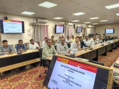 प्रेस विज्ञप्ति
जिला जनसंपर्क कार्यालय, लखीसराय।
दिनांक: 22 जून 2026
आज दिनांक 22 जून 2026 को जिला पदाधिकारी श्री शैलेंद्र कुमार की अध्यक्षता में जिला स्तरीय बैंकर्स समिति (DLCC) की त्रैमासिक समीक्षा बैठक का आयोजन समाहरणालय लखीसराय स्थित मंत्रणा कक्ष में किया गया। बैठक में विभिन्न बैंकों एवं संबंधित विभागों के पदाधिकारियों ने भाग लिया।
बैठक के दौरान सरकार द्वारा प्रायोजित विभिन्न योजनाओं की प्रगति की विस्तृत समीक्षा की गई। इनमें कृषि, पशुपालन, मत्स्य, KCC, अटल पेंशन योजना, प्रधानमंत्री जीवन ज्योति बीमा योजना सहित अन्य वित्तीय समावेशन से संबंधित योजनाएं शामिल थीं।
जिला पदाधिकारी ने योजनाओं के क्रियान्वयन में हो रही देरी पर नाराजगी व्यक्त करते हुए सभी संबंधित अधिकारियों एवं बैंकर्स को समयबद्ध ढंग से लक्ष्य प्राप्त करने का निर्देश दिया।
जिला पदाधिकारी ने सभी बैंक समन्वयकों को वार्षिक ऋण योजना (Annual Credit Plan) के लक्ष्य को बढ़ाने हेतु आवश्यक कदम उठाने का निर्देश दिया। उन्होंने कहा कि जिले के आर्थिक विकास के लिए ऋण वितरण में वृद्धि अत्यंत आवश्यक है। इसके साथ ही सभी बैंकर्स को सीडी रेशियो (Credit Deposit Ratio) को 45 प्रतिशत से अधिक बनाए रखने का सख्त निर्देश दिया गया। जिन बैंकों का सीडी रेशियो निर्धारित मानक से कम पाया गया, उन्हें इसमें सुधार लाने हेतु विशेष प्रयास करने को कहा गया।
बैठक में लंबित नीलाम पत्र मामलों की भी समीक्षा की गई। जिला पदाधिकारी ने सभी बैंकर्स को इन मामलों में अपेक्षित सहयोग प्रदान करने का निर्देश दिया। उन्होंने स्पष्ट रूप से कहा कि यदि किसी बैंक द्वारा नीलाम पत्र मामलों में सहयोग नहीं किया जाता है, तो संबंधित प्रकरण को वरीय स्तर पर विचार करते हुए विभाग को वापस कर दिया जाएगा।
जिला पदाधिकारी ने सभी बैंकर्स एवं विभागीय अधिकारियों को आपसी समन्वय के साथ कार्य करने, योजनाओं के लाभार्थियों तक शीघ्रता से लाभ पहुंचाने तथा जिले के समग्र विकास में सक्रिय भूमिका निभाने का निदेश दिया।
इस अवसर पर अपर समाहर्ता श्री नीरज कुमार, जिला जनसंपर्क पदाधिकारी श्री रवि कुमार, सहित बैंकर्स कमेटी के सदस्य उपस्थित रहे।