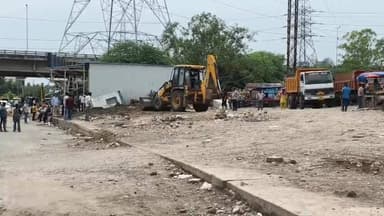 सड़क किनारे कब्जा करने वालों के खिलाफ पंचकूला पुलिस सख्त: नगर निगम और एचएसवीपी के साथ मिलकर माजरी चौक से साफ करवाया अवैध अतिक्रमण, प्रयाप्त पुलिस बल रहा तैनात
पंचकूला/ 22 जून:- शहर को अतिक्रमण मुक्त बनाने, यातायात व्यवस्था को सुचारू करने और सार्वजनिक स्थानों को सुरक्षित रखने के उद्देश्य से पंचकूला पुलिस ने एक बड़ा और सख्त कदम उठाया है। पंचकूला पुलिस ने नगर निगम और हरियाणा शहरी विकास प्राधिकरण के साथ मिलकर संयुक्त अभियान चलाया, जिसके तहत सेक्टर-1 स्थित माजरी चौक इलाके से अवैध कब्जे हटवाये गए है।
पंचकूला के जिला उपायुक्त सतपाल शर्मा और डीसीपी क्राइम एंड ट्रैफिक अमरिंदर सिंह की मौजूदगी में यह अभियान चलाया गया। कार्रवाई के दौरान किसी भी प्रकार के विरोध या कानून-व्यवस्था बिगड़ने की स्थिति से निपटने के लिए मौके पर भारी संख्या में पुलिस बल को तैनात किया गया था। पुलिस के कड़े पहरे और सुरक्षा घेरे के बीच बुलडोजर की मदद से माजरी चौक के आस-पास अवैध रूप से खड़े किए गए रेहड़ी-ठेलों, झुग्गियों और तिरपाल तानकर बनाई गई छोटी-छोटी दुकानों को हटा दिया गया। इस सख्त कार्रवाई के परिणामस्वरूप इलाके और राहगीरों के लिए आरक्षित फुटपाथ को करवा लिया गया है, जिससे स्थानीय लोगों और वाहन चालकों को बड़ी राहत मिली है।
अतिक्रमण हटाने के इस अभियान के दौरान पुलिस प्रशासन ने वहां मौजूद लोगों और कब्जाधारियों को सख्त हिदायतें भी दीं। पुलिस द्वारा चेतावनी दी गई है कि यदि भविष्य में दोबारा फुटपाथों या सड़क किनारे किसी भी प्रकार का अवैध कब्जा किया गया, तो संबंधित लोगों के खिलाफ कड़ी कानूनी कार्रवाई अमल में लाई जाएगी।
पुलिस की मुस्तैदी और रणनीति के कारण यह पूरा अभियान बेहद शांतिपूर्ण और प्रभावी तरीके से संपन्न हुआ। इस अहम अभियान में कानून और व्यवस्था बनाए रखने के लिए पुलिस विभाग की ओर से एसीपी ट्रैफिक सुरेन्द्र सिंह, सिटी ट्रैफिक एसएचओ वरिन्द्र कुमार और सेक्टर-1 चौकी इंचार्ज राममेहर सिंह ने मोर्चे को बखूबी संभाला। इन पुलिस अधिकारियों के साथ-साथ नगर निगम और एचएसवीपी के संबंधित अधिकारी भी इस पूरी कार्रवाई के दौरान मौके पर उपस्थित रहे और पुलिस को अपना पूर्ण सहयोग प्रदान किया।