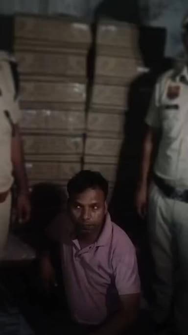 *अवैध शराब सहित 01 आरोपी काबू।*
*कब्जा से 49 पेटी अवैध देशी शराब व 35 पव्वे अवैध अंग्रेजी शराब बरामद।*
`गुरुग्राम: 22 जून 2026`
▪️दिनांक 21.06.2026 को पुलिस चौकी बार गुर्जर पुलिस थाना खेड़की दौला, गुरुग्राम की पुलिस टीम ने विश्वसनीय सूत्रों से प्राप्त सूचना पर कार्यवाही करते हुए अवैध शराब सहित 01 आरोपी झुग्गी गांव नौरंगपुर, गुरुग्राम से काबू किया। आरोपी की पहचान *विशाल उर्फ टिंकू (उम्र 43 वर्ष) निवासी स्यनों जिला मैनपुरी (उत्तर-प्रदेश) हाल निवासी गांव नौरंगपुर, गुरुग्राम* के रूप में हुई है।
▪️पुलिस टीम द्वारा काबू किए गए उपरोक्त आरोपी के कब्जा से *कुल 49 पेटी अवैध देशी शराब व 35 पव्वे अवैध अंग्रेजी शराब बरामद* होने पर आरोपी के विरुद्ध थाना खेड़की दौला, गुरुग्राम मे आबकारी अधिनियम की संबंधित धाराओं के तहत अभियोग अंकित किया गया।
▪️ पुलिस पूछताछ में ज्ञात हुआ कि आरोपी ने नौरंगपुर में बनी झुग्गियों के पास में परचून की दुकान कर रखी है तथा वहीं पर किराए पर ली हुई झुग्गी में अवैध शराब रखी हुई थी जिसको आरोपी बेचने का काम करता था।
▪️ आरोपी के आपराधिक रिकॉर्ड अवलोकन से ज्ञात हुआ कि आरोपी पर एक्साइज एक्ट के तहत 02 अभियोग पहले भी जिला गुरुग्राम में अंकित है।
▪️अभियोग में नियमानुसार आगामी कार्यवाही की जाएगी। अभियोग का अनुसंधान जारी है।
