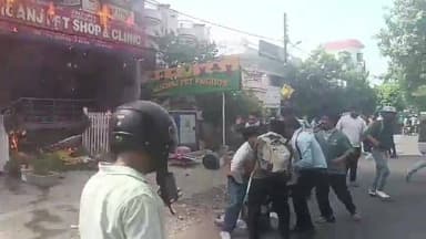 लखनऊ में पुरानिया इलाके के पास अलीगंज लाइब्रेरी में लगी भीषण आग।
एक व्यक्ति कूदा, गंभीर रूप से घायल, CM योगी ने लिया संज्ञान।