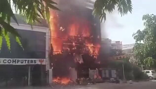 लखनऊ के एक कोचिंग संस्थान में भीषण आग लगने से कि मासूम बच्चों की मौत हो गई है, जिससे पूरे देश में शोक की लहर दौड़ गई है। उत्तर प्रदेश की राजधानी लखनऊ से एक बेहद दर्दनाक और हृदयविदारक खबर सामने आई है। यहाँ एक कोचिंग सेंटर में अचानक लगी आग ने कई हंसते-खेलते परिवारों की खुशियां उजाड़ दीं। इस हादसे में मासूम बच्चों की असमय मृत्यु के समाचार ने हर किसी को स्तब्ध और मर्माहत कर दिया है।
#Lucknow #Condolences #Prayers #Heartbreaking