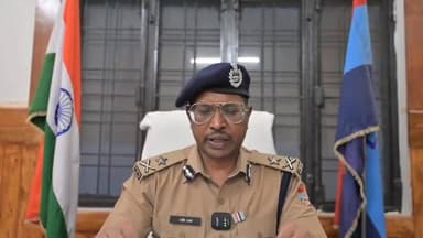 कर्णप्रयाग में सिख श्रद्धालुओं और स्थानीय लोगों के बीच हुए विवाद मामले में उत्तराखंड पुलिस मुख्यालय का बड़ा फैसला।
✅ दोनों मुकदमों की जांच चमोली से हटाकर हरिद्वार पुलिस को सौंपी गई।
✅ जांच की निगरानी एसएसपी हरिद्वार नवनीत सिंह भुल्लर करेंगे।
✅ सिख संगठनों द्वारा स्थानीय पुलिस के व्यवहार पर लगाए गए आरोपों की जांच डीआईजी यशवंत सिंह चौहान करेंगे।
✅ दो सप्ताह में जांच रिपोर्ट मांगी गई।
आईजी गढ़वाल राजीव स्वरूप ने कहा कि उत्तराखंड पुलिस सभी धर्मों और समुदायों का सम्मान करती है तथा हर मामले में निष्पक्ष कार्रवाई सुनिश्चित की जाएगी।
साथ ही, हेमकुंड साहिब यात्रा और चारधाम यात्रा पूरी तरह सुरक्षित, सुचारू और निर्बाध रूप से जारी हैं। श्रद्धालुओं के धार्मिक प्रतीकों और गुरुद्वारों में संगत-लंगर व्यवस्था पर किसी प्रकार की कोई रोक नहीं है।
#Karnprayag #HemkundSahib #CharDhamYatra #UttarakhandPolice #Rudraprayag #BreakingNews