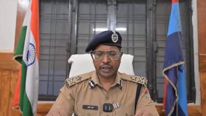 कर्णप्रयाग में सिख श्रद्धालुओं और स्थानीय लोगों के बीच हुए विवाद मामले में उत्तराखंड पुलिस मुख्यालय का बड़ा फैसला।
✅ दोनों मुकदमों की जांच चमोली से हटाकर हरिद्वार पुलिस को सौंपी गई।
✅ जांच की निगरानी एसएसपी हरिद्वार नवनीत सिंह भुल्लर करेंगे।
✅ सिख संगठनों द्वारा स्थानीय पुलिस के व्यवहार पर लगाए गए आरोपों की जांच डीआईजी यशवंत सिंह चौहान करेंगे।
✅ दो सप्ताह में जांच रिपोर्ट मांगी गई।
आईजी गढ़वाल राजीव स्वरूप ने कहा कि उत्तराखंड पुलिस सभी धर्मों और समुदायों का सम्मान करती है तथा हर मामले में निष्पक्ष कार्रवाई सुनिश्चित की जाएगी।
साथ ही, हेमकुंड साहिब यात्रा और चारधाम यात्रा पूरी तरह सुरक्षित, सुचारू और निर्बाध रूप से जारी हैं। श्रद्धालुओं के धार्मिक प्रतीकों और गुरुद्वारों में संगत-लंगर व्यवस्था पर किसी प्रकार की कोई रोक नहीं है।
#Karnprayag #HemkundSahib #CharDhamYatra #UttarakhandPolice #Rudraprayag #BreakingNews