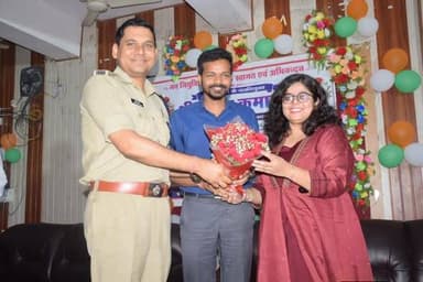 KISHANGANJ निवर्तमान जिलाधिकारी श्री विशाल राज के स्थानांतरण होने के पश्चात उन्हें ससम्मान भावविह्वल विदाई दी गयी । इस अवसर पर जिलाधिकारी किशनगंज श्री नवीन कुमार , पुलिस अधीक्षक श्री संतोष कुमार एवं ज़िले व प्रखंड के सभी पदाधिकारी उपस्थित रहे । कार्यक्रम में अधिकारियों ने श्री राज के कुशल नेतृत्व , दक्ष प्रशासनिक प्रबंधन , उनकी सरल, सहज व्यबहार एवं मार्गदर्शन में ज़िले की हुए चौमुखी विकास पर विस्तार से प्रकाश डाला । पुलिस अधीक्षक ने बताया कि जिलाधिकारी महोदय की सहजता, सरलता, शालीनता और कार्य के प्रति पूर्ण निष्ठा हम सभी के लिए अनुकरणीय है । उन्होंने श्री राज के प्रोफेशनल एवं पर्सनल लाइफ की तारीफ करते हुए उनके उज्ज्वल भविष्य के लिए कामना किया। जिलाधिकारी किशनगंज श्री नवीन कुमार ने अपने संबोधन में कहा कि उनकी यह कोशिश जरुर रहेगी कि सर् के द्वारा जो भी विकास के मापदंड निर्धारित किये गए है इसे शत-प्रतिशत प्राप्त किया जाएगा । निवर्तमान जिलाधिकारी विशाल राज ने किशनगंज जिलावासियों के प्रति आभार व्यक्त करते हुए कहा कि ज़िले के सर्वांगीण विकास में यहाँ के लोगों द्वारा उन्हें काफी सहयोग मिला जिसे वे हमेशा अपनी स्मृति में सँजो कर रखेंगे।