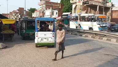 घूरपुर सब्जी मंडी के पास रांग साइड वाहनों का आतंक, हादसे को दे रहा न्योता
कटिंग बनी, नियम बने लेकिन सड़क पर बेखौफ दौड़ रहे वाहन
स्थानीय लोगों ने उठाए सवाल, यातायात व्यवस्था पर मांगी जवाबदेही
✒️रिपोर्ट सुनील यादव
प्रयागराज जनपद के घूरपुर क्षेत्र में सब्जी मंडी के पास रांग साइड वाहनों की बढ़ती आवाजाही स्थानीय लोगों के लिए चिंता का विषय बनती जा रही है। निर्धारित कटिंग और वैकल्पिक मार्ग उपलब्ध होने के बावजूद बड़ी संख्या में वाहन चालक गलत दिशा से गुजर रहे हैं, जिससे हर समय सड़क दुर्घटना की आशंका बनी रहती है। सोशल मीडिया पर भी इस समस्या को लेकर चर्चाएं तेज हैं और क्षेत्रीय नागरिक प्रशासन से प्रभावी कार्रवाई की मांग कर रहे हैं।
घूरपुर सब्जी मंडी के समीप इन दिनों यातायात नियमों की अनदेखी खुलेआम देखने को मिल रही है। प्रयागराज की ओर से आने वाले और भीटा-लालापुर की दिशा में जाने वाले अनेक वाहन चालक निर्धारित कटिंग का उपयोग करने के बजाय सीधे रांग साइड वाहन चलाते हुए निकल जाते हैं।
स्थानीय लोगों के अनुसार घूरपुर गेट के सामने विधिवत कटिंग बनाई गई है ताकि वाहन सुरक्षित ढंग से दिशा परिवर्तन कर सकें, लेकिन समय बचाने और जल्दबाजी के कारण कई चालक नियमों को ताक पर रख रहे हैं। क्षेत्र में बाइक, ई-रिक्शा, ऑटो, मैजिक, कार, पिकअप, ट्रक, डंपर और यहां तक कि आपातकालीन सेवाओं से जुड़े कुछ वाहन भी गलत दिशा से गुजरते देखे जा सकते हैं।
ग्रामीणों और व्यापारियों का कहना है कि कई बार आमने-सामने की स्थिति बन जाती है, जिससे दुर्घटना होते-होते बचती है। लोगों का आरोप है कि लंबे समय से समस्या बनी हुई है, लेकिन स्थायी समाधान दिखाई नहीं दे रहा। क्षेत्रीय नागरिकों का मानना है कि यदि समय रहते प्रभावी कदम नहीं उठाए गए तो किसी भी दिन बड़ा सड़क हादसा हो सकता है।
सोशल मीडिया पर वायरल हो रही तस्वीरों और वीडियो को लेकर भी लोगों में चर्चा है। नागरिकों का कहना है कि यातायात नियमों का पालन कराने के लिए नियमित निगरानी, चालान अभियान और पुलिस की सक्रिय उपस्थिति आवश्यक है।
जनता का यह भी कहना है कि सड़क सुरक्षा केवल नियम बनाने से नहीं बल्कि उनके कड़ाई से पालन कराने से सुनिश्चित होती है। यदि जिम्मेदार विभाग संयुक्त रूप से अभियान चलाएं तो समस्या पर काफी हद तक नियंत्रण पाया जा सकता है।
प्रशासनिक व्यवस्था पर उठ रहे सवाल
स्थानीय लोगों का कहना है कि जब सड़क पर स्पष्ट कटिंग और निर्धारित मार्ग मौजूद है, तब भी रांग साइड वाहनों का लगातार संचालन व्यवस्था की प्रभावशीलता पर प्रश्नचिह्न लगाता है। नागरिकों ने यातायात पुलिस, स्थानीय प्रशासन और संबंधित विभागों से मांग की है कि क्षेत्र का निरीक्षण कर स्थायी समाधान निकाला जाए।
जनभावना है कि दुर्घटना होने के बाद कार्रवाई करने के बजाय दुर्घटना रोकने पर प्राथमिकता दी जानी चाहिए। सड़क सुरक्षा के प्रति शून्य सहनशीलता की नीति अपनाना समय की आवश्यकता है।
घूरपुर सब्जी मंडी क्षेत्र की यह समस्या केवल यातायात नियमों के उल्लंघन तक सीमित नहीं है, बल्कि आम नागरिकों की सुरक्षा से भी जुड़ा मुद्दा है। स्थानीय लोग उम्मीद कर रहे हैं कि संबंधित विभाग समय रहते संज्ञान लेकर प्रभावी कार्रवाई करेंगे ताकि किसी संभावित दुर्घटना को रोका जा सके और सड़कों पर सुरक्षित यातायात व्यवस्था सुनिश्चित हो सके।
🟥 ND NEWS की विशेष अपील
ND NEWS | दैनिक निष्पक्ष धारा सभी वाहन चालकों, नागरिकों, प्रशासन एवं यातायात विभाग से अपील करता है कि सड़क सुरक्षा को सर्वोच्च प्राथमिकता दें।
रांग साइड वाहन चलाना केवल नियमों का उल्लंघन नहीं बल्कि स्वयं और दूसरों के जीवन को खतरे में डालना है। एक छोटी सी लापरवाही किसी परिवार के लिए आजीवन दुख का कारण बन सकती है।
"सड़क पर अनुशासन ही जीवन की सुरक्षा का सबसे बड़ा आधार है।"
👇👇
@dgpup
@UPGovt
@RSSorg
@Uppolice
@wpl1090
@RSSgeet
@MIB_India
@PMOIndia
@HMOIndia
@VHPDigital
@CMOUP_RC
@myogioffice
@InfoDeptUP
@CMOfficeUP
@ChiefSecyUP
@MahantYogiG
@ChiefSecyUP
@BajrangDalOrg
@myogiadityanath
@112UttarPradesh
@UPPViralCheck
@UpPolicemitra
@prayagraj_pol
@ADGZonPrayagraj
@DM_PRAYAGRAJ
@CommissionerPrg
@NigamPrayagraj
@Prayagraj_TP
@PROdefprayagraj
👇👇👇
#NDNews #दैनिकनिष्पक्षधारा #Prayagraj #Ghoorpur #TrafficRules #RoadSafety #WrongSideDriving #UPPolice #TrafficPolice #PublicSafety #PrayagrajNews #NDNewsChannel #RoadAccidentPrevention #CitizenAwareness
👇👇
🟥 NDNEWS | दैनिक निष्पक्ष धारा
मुख्य संपादक/संस्थापक:राजन सिंह हाड़ा
सह-संपादक:शालिनी सिंह भदौरिया
📅 दिनांक:23 जून 2026
📆 दिन: मंगलवार
📧 Email: ndnewschannel@gmail.com
📞 मोबाइल: 9696119696