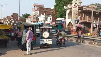 घूरपुर सब्जी मंडी के पास रांग साइड वाहनों का आतंक, हादसे को दे रहा न्योता
कटिंग बनी, नियम बने लेकिन सड़क पर बेखौफ दौड़ रहे वाहन
स्थानीय लोगों ने उठाए सवाल, यातायात व्यवस्था पर मांगी जवाबदेही
✒️रिपोर्ट सुनील यादव
प्रयागराज जनपद के घूरपुर क्षेत्र में सब्जी मंडी के पास रांग साइड वाहनों की बढ़ती आवाजाही स्थानीय लोगों के लिए चिंता का विषय बनती जा रही है। निर्धारित कटिंग और वैकल्पिक मार्ग उपलब्ध होने के बावजूद बड़ी संख्या में वाहन चालक गलत दिशा से गुजर रहे हैं, जिससे हर समय सड़क दुर्घटना की आशंका बनी रहती है। सोशल मीडिया पर भी इस समस्या को लेकर चर्चाएं तेज हैं और क्षेत्रीय नागरिक प्रशासन से प्रभावी कार्रवाई की मांग कर रहे हैं।
घूरपुर सब्जी मंडी के समीप इन दिनों यातायात नियमों की अनदेखी खुलेआम देखने को मिल रही है। प्रयागराज की ओर से आने वाले और भीटा-लालापुर की दिशा में जाने वाले अनेक वाहन चालक निर्धारित कटिंग का उपयोग करने के बजाय सीधे रांग साइड वाहन चलाते हुए निकल जाते हैं।
स्थानीय लोगों के अनुसार घूरपुर गेट के सामने विधिवत कटिंग बनाई गई है ताकि वाहन सुरक्षित ढंग से दिशा परिवर्तन कर सकें, लेकिन समय बचाने और जल्दबाजी के कारण कई चालक नियमों को ताक पर रख रहे हैं। क्षेत्र में बाइक, ई-रिक्शा, ऑटो, मैजिक, कार, पिकअप, ट्रक, डंपर और यहां तक कि आपातकालीन सेवाओं से जुड़े कुछ वाहन भी गलत दिशा से गुजरते देखे जा सकते हैं।
ग्रामीणों और व्यापारियों का कहना है कि कई बार आमने-सामने की स्थिति बन जाती है, जिससे दुर्घटना होते-होते बचती है। लोगों का आरोप है कि लंबे समय से समस्या बनी हुई है, लेकिन स्थायी समाधान दिखाई नहीं दे रहा। क्षेत्रीय नागरिकों का मानना है कि यदि समय रहते प्रभावी कदम नहीं उठाए गए तो किसी भी दिन बड़ा सड़क हादसा हो सकता है।
सोशल मीडिया पर वायरल हो रही तस्वीरों और वीडियो को लेकर भी लोगों में चर्चा है। नागरिकों का कहना है कि यातायात नियमों का पालन कराने के लिए नियमित निगरानी, चालान अभियान और पुलिस की सक्रिय उपस्थिति आवश्यक है।
जनता का यह भी कहना है कि सड़क सुरक्षा केवल नियम बनाने से नहीं बल्कि उनके कड़ाई से पालन कराने से सुनिश्चित होती है। यदि जिम्मेदार विभाग संयुक्त रूप से अभियान चलाएं तो समस्या पर काफी हद तक नियंत्रण पाया जा सकता है।
प्रशासनिक व्यवस्था पर उठ रहे सवाल
स्थानीय लोगों का कहना है कि जब सड़क पर स्पष्ट कटिंग और निर्धारित मार्ग मौजूद है, तब भी रांग साइड वाहनों का लगातार संचालन व्यवस्था की प्रभावशीलता पर प्रश्नचिह्न लगाता है। नागरिकों ने यातायात पुलिस, स्थानीय प्रशासन और संबंधित विभागों से मांग की है कि क्षेत्र का निरीक्षण कर स्थायी समाधान निकाला जाए।
जनभावना है कि दुर्घटना होने के बाद कार्रवाई करने के बजाय दुर्घटना रोकने पर प्राथमिकता दी जानी चाहिए। सड़क सुरक्षा के प्रति शून्य सहनशीलता की नीति अपनाना समय की आवश्यकता है।
घूरपुर सब्जी मंडी क्षेत्र की यह समस्या केवल यातायात नियमों के उल्लंघन तक सीमित नहीं है, बल्कि आम नागरिकों की सुरक्षा से भी जुड़ा मुद्दा है। स्थानीय लोग उम्मीद कर रहे हैं कि संबंधित विभाग समय रहते संज्ञान लेकर प्रभावी कार्रवाई करेंगे ताकि किसी संभावित दुर्घटना को रोका जा सके और सड़कों पर सुरक्षित यातायात व्यवस्था सुनिश्चित हो सके।
🟥 ND NEWS की विशेष अपील
ND NEWS | दैनिक निष्पक्ष धारा सभी वाहन चालकों, नागरिकों, प्रशासन एवं यातायात विभाग से अपील करता है कि सड़क सुरक्षा को सर्वोच्च प्राथमिकता दें।
रांग साइड वाहन चलाना केवल नियमों का उल्लंघन नहीं बल्कि स्वयं और दूसरों के जीवन को खतरे में डालना है। एक छोटी सी लापरवाही किसी परिवार के लिए आजीवन दुख का कारण बन सकती है।
"सड़क पर अनुशासन ही जीवन की सुरक्षा का सबसे बड़ा आधार है।"
👇👇
@dgpup
@UPGovt
@RSSorg
@Uppolice
@wpl1090
@RSSgeet
@MIB_India
@PMOIndia
@HMOIndia
@VHPDigital
@CMOUP_RC
@myogioffice
@InfoDeptUP
@CMOfficeUP
@ChiefSecyUP
@MahantYogiG
@ChiefSecyUP
@BajrangDalOrg
@myogiadityanath
@112UttarPradesh
@UPPViralCheck
@UpPolicemitra
@prayagraj_pol
@ADGZonPrayagraj
@DM_PRAYAGRAJ
@CommissionerPrg
@NigamPrayagraj
@Prayagraj_TP
@PROdefprayagraj
👇👇👇
#NDNews #दैनिकनिष्पक्षधारा #Prayagraj #Ghoorpur #TrafficRules #RoadSafety #WrongSideDriving #UPPolice #TrafficPolice #PublicSafety #PrayagrajNews #NDNewsChannel #RoadAccidentPrevention #CitizenAwareness
👇👇
🟥 NDNEWS | दैनिक निष्पक्ष धारा
मुख्य संपादक/संस्थापक:राजन सिंह हाड़ा
सह-संपादक:शालिनी सिंह भदौरिया
📅 दिनांक:23 जून 2026
📆 दिन: मंगलवार
📧 Email: ndnewschannel@gmail.com
📞 मोबाइल: 9696119696