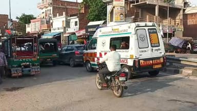 घूरपुर सब्जी मंडी के पास रांग साइड वाहनों का आतंक, हादसे को दे रहा न्योता
कटिंग बनी, नियम बने लेकिन सड़क पर बेखौफ दौड़ रहे वाहन
स्थानीय लोगों ने उठाए सवाल, यातायात व्यवस्था पर मांगी जवाबदेही
✒️रिपोर्ट सुनील यादव
प्रयागराज जनपद के घूरपुर क्षेत्र में सब्जी मंडी के पास रांग साइड वाहनों की बढ़ती आवाजाही स्थानीय लोगों के लिए चिंता का विषय बनती जा रही है। निर्धारित कटिंग और वैकल्पिक मार्ग उपलब्ध होने के बावजूद बड़ी संख्या में वाहन चालक गलत दिशा से गुजर रहे हैं, जिससे हर समय सड़क दुर्घटना की आशंका बनी रहती है। सोशल मीडिया पर भी इस समस्या को लेकर चर्चाएं तेज हैं और क्षेत्रीय नागरिक प्रशासन से प्रभावी कार्रवाई की मांग कर रहे हैं।
घूरपुर सब्जी मंडी के समीप इन दिनों यातायात नियमों की अनदेखी खुलेआम देखने को मिल रही है। प्रयागराज की ओर से आने वाले और भीटा-लालापुर की दिशा में जाने वाले अनेक वाहन चालक निर्धारित कटिंग का उपयोग करने के बजाय सीधे रांग साइड वाहन चलाते हुए निकल जाते हैं।
स्थानीय लोगों के अनुसार घूरपुर गेट के सामने विधिवत कटिंग बनाई गई है ताकि वाहन सुरक्षित ढंग से दिशा परिवर्तन कर सकें, लेकिन समय बचाने और जल्दबाजी के कारण कई चालक नियमों को ताक पर रख रहे हैं। क्षेत्र में बाइक, ई-रिक्शा, ऑटो, मैजिक, कार, पिकअप, ट्रक, डंपर और यहां तक कि आपातकालीन सेवाओं से जुड़े कुछ वाहन भी गलत दिशा से गुजरते देखे जा सकते हैं।
ग्रामीणों और व्यापारियों का कहना है कि कई बार आमने-सामने की स्थिति बन जाती है, जिससे दुर्घटना होते-होते बचती है। लोगों का आरोप है कि लंबे समय से समस्या बनी हुई है, लेकिन स्थायी समाधान दिखाई नहीं दे रहा। क्षेत्रीय नागरिकों का मानना है कि यदि समय रहते प्रभावी कदम नहीं उठाए गए तो किसी भी दिन बड़ा सड़क हादसा हो सकता है।
सोशल मीडिया पर वायरल हो रही तस्वीरों और वीडियो को लेकर भी लोगों में चर्चा है। नागरिकों का कहना है कि यातायात नियमों का पालन कराने के लिए नियमित निगरानी, चालान अभियान और पुलिस की सक्रिय उपस्थिति आवश्यक है।
जनता का यह भी कहना है कि सड़क सुरक्षा केवल नियम बनाने से नहीं बल्कि उनके कड़ाई से पालन कराने से सुनिश्चित होती है। यदि जिम्मेदार विभाग संयुक्त रूप से अभियान चलाएं तो समस्या पर काफी हद तक नियंत्रण पाया जा सकता है।
प्रशासनिक व्यवस्था पर उठ रहे सवाल
स्थानीय लोगों का कहना है कि जब सड़क पर स्पष्ट कटिंग और निर्धारित मार्ग मौजूद है, तब भी रांग साइड वाहनों का लगातार संचालन व्यवस्था की प्रभावशीलता पर प्रश्नचिह्न लगाता है। नागरिकों ने यातायात पुलिस, स्थानीय प्रशासन और संबंधित विभागों से मांग की है कि क्षेत्र का निरीक्षण कर स्थायी समाधान निकाला जाए।
जनभावना है कि दुर्घटना होने के बाद कार्रवाई करने के बजाय दुर्घटना रोकने पर प्राथमिकता दी जानी चाहिए। सड़क सुरक्षा के प्रति शून्य सहनशीलता की नीति अपनाना समय की आवश्यकता है।
घूरपुर सब्जी मंडी क्षेत्र की यह समस्या केवल यातायात नियमों के उल्लंघन तक सीमित नहीं है, बल्कि आम नागरिकों की सुरक्षा से भी जुड़ा मुद्दा है। स्थानीय लोग उम्मीद कर रहे हैं कि संबंधित विभाग समय रहते संज्ञान लेकर प्रभावी कार्रवाई करेंगे ताकि किसी संभावित दुर्घटना को रोका जा सके और सड़कों पर सुरक्षित यातायात व्यवस्था सुनिश्चित हो सके।
🟥 ND NEWS की विशेष अपील
ND NEWS | दैनिक निष्पक्ष धारा सभी वाहन चालकों, नागरिकों, प्रशासन एवं यातायात विभाग से अपील करता है कि सड़क सुरक्षा को सर्वोच्च प्राथमिकता दें।
रांग साइड वाहन चलाना केवल नियमों का उल्लंघन नहीं बल्कि स्वयं और दूसरों के जीवन को खतरे में डालना है। एक छोटी सी लापरवाही किसी परिवार के लिए आजीवन दुख का कारण बन सकती है।
"सड़क पर अनुशासन ही जीवन की सुरक्षा का सबसे बड़ा आधार है।"
👇👇
@dgpup
@UPGovt
@RSSorg
@Uppolice
@wpl1090
@RSSgeet
@MIB_India
@PMOIndia
@HMOIndia
@VHPDigital
@CMOUP_RC
@myogioffice
@InfoDeptUP
@CMOfficeUP
@ChiefSecyUP
@MahantYogiG
@ChiefSecyUP
@BajrangDalOrg
@myogiadityanath
@112UttarPradesh
@UPPViralCheck
@UpPolicemitra
@prayagraj_pol
@ADGZonPrayagraj
@DM_PRAYAGRAJ
@CommissionerPrg
@NigamPrayagraj
@Prayagraj_TP
@PROdefprayagraj
👇👇👇
#NDNews #दैनिकनिष्पक्षधारा #Prayagraj #Ghoorpur #TrafficRules #RoadSafety #WrongSideDriving #UPPolice #TrafficPolice #PublicSafety #PrayagrajNews #NDNewsChannel #RoadAccidentPrevention #CitizenAwareness
👇👇
🟥 NDNEWS | दैनिक निष्पक्ष धारा
मुख्य संपादक/संस्थापक:राजन सिंह हाड़ा
सह-संपादक:शालिनी सिंह भदौरिया
📅 दिनांक:23 जून 2026
📆 दिन: मंगलवार
📧 Email: ndnewschannel@gmail.com
📞 मोबाइल: 9696119696