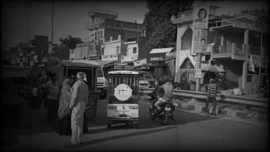 घूरपुर सब्जी मंडी के पास रांग साइड वाहनों का आतंक, हादसे को दे रहा न्योता
कटिंग बनी, नियम बने लेकिन सड़क पर बेखौफ दौड़ रहे वाहन
स्थानीय लोगों ने उठाए सवाल, यातायात व्यवस्था पर मांगी जवाबदेही
✒️रिपोर्ट सुनील यादव
प्रयागराज जनपद के घूरपुर क्षेत्र में सब्जी मंडी के पास रांग साइड वाहनों की बढ़ती आवाजाही स्थानीय लोगों के लिए चिंता का विषय बनती जा रही है। निर्धारित कटिंग और वैकल्पिक मार्ग उपलब्ध होने के बावजूद बड़ी संख्या में वाहन चालक गलत दिशा से गुजर रहे हैं, जिससे हर समय सड़क दुर्घटना की आशंका बनी रहती है। सोशल मीडिया पर भी इस समस्या को लेकर चर्चाएं तेज हैं और क्षेत्रीय नागरिक प्रशासन से प्रभावी कार्रवाई की मांग कर रहे हैं।
घूरपुर सब्जी मंडी के समीप इन दिनों यातायात नियमों की अनदेखी खुलेआम देखने को मिल रही है। प्रयागराज की ओर से आने वाले और भीटा-लालापुर की दिशा में जाने वाले अनेक वाहन चालक निर्धारित कटिंग का उपयोग करने के बजाय सीधे रांग साइड वाहन चलाते हुए निकल जाते हैं।
स्थानीय लोगों के अनुसार घूरपुर गेट के सामने विधिवत कटिंग बनाई गई है ताकि वाहन सुरक्षित ढंग से दिशा परिवर्तन कर सकें, लेकिन समय बचाने और जल्दबाजी के कारण कई चालक नियमों को ताक पर रख रहे हैं। क्षेत्र में बाइक, ई-रिक्शा, ऑटो, मैजिक, कार, पिकअप, ट्रक, डंपर और यहां तक कि आपातकालीन सेवाओं से जुड़े कुछ वाहन भी गलत दिशा से गुजरते देखे जा सकते हैं।
ग्रामीणों और व्यापारियों का कहना है कि कई बार आमने-सामने की स्थिति बन जाती है, जिससे दुर्घटना होते-होते बचती है। लोगों का आरोप है कि लंबे समय से समस्या बनी हुई है, लेकिन स्थायी समाधान दिखाई नहीं दे रहा। क्षेत्रीय नागरिकों का मानना है कि यदि समय रहते प्रभावी कदम नहीं उठाए गए तो किसी भी दिन बड़ा सड़क हादसा हो सकता है।
सोशल मीडिया पर वायरल हो रही तस्वीरों और वीडियो को लेकर भी लोगों में चर्चा है। नागरिकों का कहना है कि यातायात नियमों का पालन कराने के लिए नियमित निगरानी, चालान अभियान और पुलिस की सक्रिय उपस्थिति आवश्यक है।
जनता का यह भी कहना है कि सड़क सुरक्षा केवल नियम बनाने से नहीं बल्कि उनके कड़ाई से पालन कराने से सुनिश्चित होती है। यदि जिम्मेदार विभाग संयुक्त रूप से अभियान चलाएं तो समस्या पर काफी हद तक नियंत्रण पाया जा सकता है।
प्रशासनिक व्यवस्था पर उठ रहे सवाल
स्थानीय लोगों का कहना है कि जब सड़क पर स्पष्ट कटिंग और निर्धारित मार्ग मौजूद है, तब भी रांग साइड वाहनों का लगातार संचालन व्यवस्था की प्रभावशीलता पर प्रश्नचिह्न लगाता है। नागरिकों ने यातायात पुलिस, स्थानीय प्रशासन और संबंधित विभागों से मांग की है कि क्षेत्र का निरीक्षण कर स्थायी समाधान निकाला जाए।
जनभावना है कि दुर्घटना होने के बाद कार्रवाई करने के बजाय दुर्घटना रोकने पर प्राथमिकता दी जानी चाहिए। सड़क सुरक्षा के प्रति शून्य सहनशीलता की नीति अपनाना समय की आवश्यकता है।
घूरपुर सब्जी मंडी क्षेत्र की यह समस्या केवल यातायात नियमों के उल्लंघन तक सीमित नहीं है, बल्कि आम नागरिकों की सुरक्षा से भी जुड़ा मुद्दा है। स्थानीय लोग उम्मीद कर रहे हैं कि संबंधित विभाग समय रहते संज्ञान लेकर प्रभावी कार्रवाई करेंगे ताकि किसी संभावित दुर्घटना को रोका जा सके और सड़कों पर सुरक्षित यातायात व्यवस्था सुनिश्चित हो सके।
🟥 ND NEWS की विशेष अपील
ND NEWS | दैनिक निष्पक्ष धारा सभी वाहन चालकों, नागरिकों, प्रशासन एवं यातायात विभाग से अपील करता है कि सड़क सुरक्षा को सर्वोच्च प्राथमिकता दें।
रांग साइड वाहन चलाना केवल नियमों का उल्लंघन नहीं बल्कि स्वयं और दूसरों के जीवन को खतरे में डालना है। एक छोटी सी लापरवाही किसी परिवार के लिए आजीवन दुख का कारण बन सकती है।
"सड़क पर अनुशासन ही जीवन की सुरक्षा का सबसे बड़ा आधार है।"
👇👇
@dgpup
@UPGovt
@RSSorg
@Uppolice
@wpl1090
@RSSgeet
@MIB_India
@PMOIndia
@HMOIndia
@VHPDigital
@CMOUP_RC
@myogioffice
@InfoDeptUP
@CMOfficeUP
@ChiefSecyUP
@MahantYogiG
@ChiefSecyUP
@BajrangDalOrg
@myogiadityanath
@112UttarPradesh
@UPPViralCheck
@UpPolicemitra
@prayagraj_pol
@ADGZonPrayagraj
@DM_PRAYAGRAJ
@CommissionerPrg
@NigamPrayagraj
@Prayagraj_TP
@PROdefprayagraj
👇👇👇
#NDNews #दैनिकनिष्पक्षधारा #Prayagraj #Ghoorpur #TrafficRules #RoadSafety #WrongSideDriving #UPPolice #TrafficPolice #PublicSafety #PrayagrajNews #NDNewsChannel #RoadAccidentPrevention #CitizenAwareness
👇👇
🟥 NDNEWS | दैनिक निष्पक्ष धारा
मुख्य संपादक/संस्थापक:राजन सिंह हाड़ा
सह-संपादक:शालिनी सिंह भदौरिया
📅 दिनांक:23 जून 2026
📆 दिन: मंगलवार
📧 Email: ndnewschannel@gmail.com
📞 मोबाइल: 9696119696