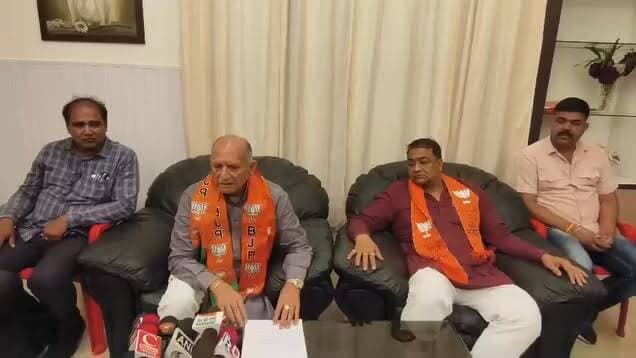 बारां में क्या चल रहा हे .. बिना भाजपा जिला अध्यक्ष के हो रही हे कॉन्फ्रेंस वसुंधरा राजे सिंधिया गुट ओम बिरला गुट या प्रोटोकॉल सिस्टम याद नहीं नेताओं को ढाई साल से अधिक हो चुका है शासन विकास कहीं नहीं सिर्फ गुट बाजी इस क्षेत्र में जो विधायक भारतीय जनता पार्टी जनता ने जीताए थे वह सिफ इस लिए की पूर्व मंत्री प्रमोद जैन का साम्राज्य समाप्त हो सके और यह सभी विधायकों को बिना मेहनत की झोली में मिली थी विधायकी मगर सत्यानाश कर दिया कुछ ही समय में क्योंकि यह भाजपा के कुछ नेता चाहते हे की वसुंधरा ओर दुष्यन्त सिंह का राजनीतिक अस्तित्व ही समाप्त हो जाय बारां झालावाड़ से मगर यह गलत सोच पाल बैठे हे ... प्रदेश अध्यक्ष राजस्थान भाजपा को प्रोटोकॉल सिस्टम सिखाना चाहिए इन नेताओं को जो बिना जिला अध्यक्ष के प्रेस कॉन्फ्रेंस कर रहे हे बारां की धरती पर भाजपा कार्यकर्ताओं ने जताई नाराजगी
इस प्रकरण में की प्रेस कॉन्फ्रेंस बारां .
12 साल बेमिसाल: मोदी सरकार ने जनविश्वास, विकास और जनकल्याण का नया अध्याय लिखा : अशोक परनामी
बारां, 22 जून। भाजपा के पूर्व प्रदेश अध्यक्ष अशोक परनामी एवं प्रदेश उपाध्यक्ष छगन माहुर ने सोमवार को कोटा रोड स्थित सांसद कार्यालय पर पत्रकार वार्ता को संबोधित करते हुए केंद्र की प्रधानमंत्री नरेंद्र मोदी के नेतृत्व वाली सरकार के 12 वर्षों की उपलब्धियों को देश के विकास, सुशासन और जनकल्याण का स्वर्णिम काल बताया।
अशोक परनामी ने कहा कि वर्ष 2014, 2019 और 2024 में लगातार मिला जनादेश जनता के अटूट विश्वास का प्रमाण है। प्रधानमंत्री नरेंद्र मोदी के नेतृत्व में देश ने आर्थिक, सामाजिक, सांस्कृतिक और सामरिक क्षेत्रों में अभूतपूर्व प्रगति की है। भारत आज विश्व की चौथी सबसे बड़ी अर्थव्यवस्था बन चुका है तथा डिजिटल भुगतान के क्षेत्र में विश्व का नेतृत्व कर रहा है।
उन्होंने कहा कि किसानों के हित में प्रधानमंत्री किसान सम्मान निधि के माध्यम से करोड़ों किसानों के खातों में सीधे सहायता राशि पहुंचाई गई है। किसान क्रेडिट कार्ड योजना के तहत सस्ता ऋण उपलब्ध कराया गया तथा प्रधानमंत्री कृषि सिंचाई योजना से लाखों हेक्टेयर भूमि को सिंचाई सुविधाओं से जोड़ा गया। प्रधानमंत्री किसान मानधन योजना के माध्यम से किसानों को वृद्धावस्था में सामाजिक सुरक्षा प्रदान की जा रही है।
परनामी ने बताया कि प्रधानमंत्री आवास योजना के तहत करोड़ों गरीब परिवारों को पक्के मकान मिले हैं। जल जीवन मिशन से करोड़ों घरों तक नल से जल पहुंचा है तथा स्वच्छ भारत मिशन के तहत देशभर में करोड़ों शौचालयों का निर्माण हुआ है। आयुष्मान भारत योजना ने गरीब परिवारों को स्वास्थ्य सुरक्षा का मजबूत कवच प्रदान किया है और देश में नए एम्स एवं मेडिकल कॉलेजों की स्थापना से स्वास्थ्य सुविधाओं का विस्तार हुआ है।
उन्होंने कहा कि महिलाओं के सशक्तिकरण के लिए उज्ज्वला योजना, जनधन खाते, स्वयं सहायता समूहों और लखपति दीदी योजना जैसे प्रयासों ने महिलाओं को आर्थिक रूप से मजबूत बनाया है। वहीं आयकर छूट सीमा बढ़ाकर 12.75 लाख रुपये किए जाने से मध्यम वर्ग को बड़ी राहत मिली है।
प्रदेश उपाध्यक्ष छगन माहुर ने कहा कि पिछले 12 वर्षों में देश के आधारभूत ढांचे में ऐतिहासिक निवेश हुआ है। राष्ट्रीय राजमार्ग नेटवर्क का व्यापक विस्तार, ग्रामीण सड़कों का निर्माण, रेलवे के विद्युतीकरण, वंदे भारत ट्रेनों का संचालन तथा मेट्रो नेटवर्क के विस्तार ने देश की तस्वीर बदल दी है। चेनाब ब्रिज, अटल टनल और अन्य महत्वपूर्ण परियोजनाएं नए भारत की विकास गाथा का प्रतीक हैं।
उन्होंने कहा कि रक्षा उत्पादन एवं निर्यात में रिकॉर्ड वृद्धि हुई है, भारत दुनिया का दूसरा सबसे बड़ा मोबाइल निर्माता देश बना है तथा स्टार्टअप संस्कृति को अभूतपूर्व प्रोत्साहन मिला है। जनधन, आधार और मोबाइल आधारित डीबीटी व्यवस्था से पारदर्शिता बढ़ी है तथा सरकारी योजनाओं का लाभ सीधे पात्र लोगों तक पहुंचा है।
माहुर ने कहा कि मोदी सरकार ने सांस्कृतिक विरासत के संरक्षण और राष्ट्रीय गौरव को भी नई पहचान दी है। काशी विश्वनाथ धाम, महाकाल महालोक, अयोध्या में भव्य राम मंदिर निर्माण और कर्तव्य पथ जैसे कार्य भारत की सांस्कृतिक चेतना के पुनर्जागरण के प्रतीक हैं।
पत्रकार वार्ता में वक्ताओं ने कहा कि "संकल्प से सिद्धि" की यात्रा में मोदी सरकार ने विकास, सुशासन और जनकल्याण के नए मानक स्थापित किए हैं तथा आने वाले वर्षों में विकसित भारत के संकल्प को साकार करने के लिए इसी गति से कार्य जारी रहेगा। इस दोरान ज़िला महामंत्री राकेश जैन,ज़िला उपाध्यक्ष निर्मल माथोड़िया, जयेश गालव, मुकेश केरवालिया, ज़िला प्रवक्ता भानु प्रताप रहलाई, ज़िला प्रकोष्ठ सहसंयोजक भगवती बैरवा, नगर अध्यक्ष ओपी पारेता नेता प्रतिपक्ष दिलीप शाक्यवाल आदि उपस्थित रहे।
#reels #sosialmedia #BaranNews #RajasthanNews #BJPNEWS #PoliticalNews