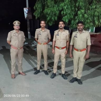 #रात्रि_गश्त_व_चेकिंग #SPBallia श्री ओमवीर सिंह के निर्देशन में जनपद में शांति,सुरक्षा एवं कानून व्यवस्था बनाए रखने के दृष्टिगत #Ps_रेवती पुलिस द्वारा रात्रि में निरन्तर भ्रमणशील रहते हुए संदिग्ध व्यक्तियों/वाहनो की चेकिंग की जा रही है।
#बलिया #BalliaPolice
@dgpup
@Uppolice https://t.co/kKzlsWmUw3