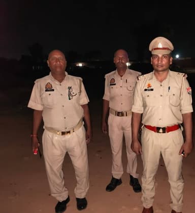 #रात्रि_गश्त_व_चेकिंग #SPBallia श्री ओमवीर सिंह के निर्देशन में जनपद में शांति,सुरक्षा एवं कानून व्यवस्था बनाए रखने के दृष्टिगत #Ps_सुखपुरा पुलिस द्वारा रात्रि में निरन्तर भ्रमणशील रहते हुए संदिग्ध व्यक्तियों/वाहनो की चेकिंग की जा रही है।
#बलिया #BalliaPolice
@dgpup
@Uppolice https://t.co/RkewixAhiy