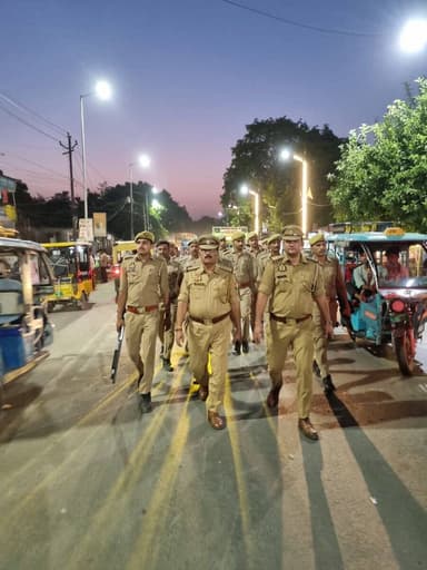 पुलिस अधीक्षक कन्नौज विनोद कुमार के निर्देशन में जनपद में शांति एवं कानून व्यवस्था बनाये रखने हेतु थाना गुरसहायगंज पुलिस द्वारा अपने थाना क्षेत्र में पैदल गस्त किया गया। आम-जनमानस से वार्ता कर सुरक्षा के प्रति आश्वस्त किया गया। https://t.co/PnED5dLFMt