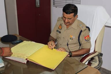 पुलिस अधीक्षक कन्नौज विनोद कुमार द्वारा थाना तिर्वा का आकस्मिक निरीक्षण किया। थाना परिसर का भ्रमण कर थाना कार्यालय के अभिलेख, त्योहार रजिस्टर, महिला हेल्प डेस्क, बीट बुक, कम्प्यूटर कक्ष, बैरक, मालखाना, हवालात आदि को चेक कर आवश्यक दिशा-निर्देश दिये। https://t.co/S6hlxf36YJ