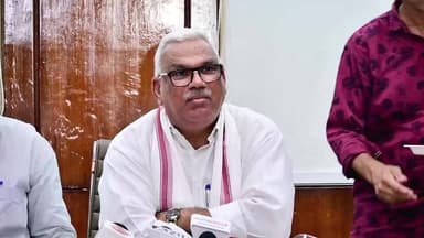 मंत्री जी आखिर कब तक होटल वाले मामले को भुनाते रहोगे अब तो कुछ नया लाओ...
वैसे सीएम साहब खूब अच्छा काम कर रहे जनता तो मंत्रियों और उनके चमचों से परेशान है