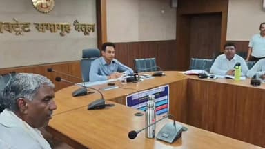 बैतूल खरीफ सीजन के लिए जिले में यूरिया एवं एन.पी.के. उर्वरकों का पर्याप्त भंडारण
बैतूल, जिले में खरीफ सीजन के दौरान किसानों को उर्वरकों की उपलब्धता सुनिश्चित करने के लिए जिला प्रशासन द्वारा पर्याप्त मात्रा में उर्वरकों का भंडारण किया गया है। सोमवार को जनसंपर्क कार्यालय द्वारा जारी प्रेस नोट के माध्यम से देर शाम 7.16 मीनट पर जानकारी देते हुए उप संचालक कृषि श्री राम गोपाल रजक ने बताया कि इस वर्ष जिले में खरीफ फसलों की बोनी का लक्ष्य 4 लाख 56 हजार हेक्टेयर निर्धारित किया गया है। इसमें प्रमुख रूप से 3 लाख हेक्टेयर में मक्का, 95 हजार हेक्टेयर में सोयाबीन, 44 हजार हेक्टेयर में धान, 6 हजार हेक्टेयर में अरहर तथा शेष क्षेत्र में अन्य फसलें बोई जा रही हैं।
उन्होंने बताया कि जिला प्रशासन की पहल पर इस वर्ष किसानों के लिए पर्याप्त मात्रा में उर्वरकों की व्यवस्था की गई है। वर्तमान में जिले में कुल 52 हजार 120 मीट्रिक टन यूरिया का भंडारण किया गया है, जिसमें से 34 हजार 331 मीट्रिक टन यूरिया का वितरण किया जा चुका है तथा 17 हजार 789 मीट्रिक टन यूरिया उपलब्ध है।
इसी प्रकार जिले में एन.पी.के. उर्वरक का कुल 11 हजार 519 मीट्रिक टन भंडारण किया गया है। इसमें से 5 हजार 524 मीट्रिक टन का वितरण किया जा चुका है तथा 5 हजार 995 मीट्रिक टन एन.पी.के. शेष है।
उप संचालक कृषि ने बताया कि डी.ए.पी. उर्वरक का कुल 7 हजार 956 मीट्रिक टन भंडारण किया गया, जिसमें से 7 हजार 293 मीट्रिक टन का वितरण किया जा चुका है तथा वर्तमान में 663 मीट्रिक टन डी.ए.पी. उपलब्ध है।
उन्होंने जिले के किसानों से अपील की है कि बोनी के दौरान आधार खाद के रूप में एन.पी.के. उर्वरकों का अधिक से अधिक उपयोग करें, जिससे फसलों को संतुलित पोषण प्राप्त हो सके और उत्पादन में वृद्धि हो।
सोशल मीडिया पर किसानों और आम लोगों तक तेजी से पहुंचने के लिए यह वायरल पोस्ट तैयार है—
🌾🚜 बैतूल के किसानों के लिए बड़ी राहत!
खरीफ सीजन 2026 के लिए जिले में यूरिया, एन.पी.के. और डीएपी उर्वरकों का पर्याप्त भंडारण किया गया है। जिला प्रशासन ने किसानों को खाद की कमी न हो, इसके लिए पहले से ही व्यापक इंतजाम किए हैं।
📌 जिले में खरीफ फसलों का लक्ष्य – 4.56 लाख हेक्टेयर
🌽 मक्का – 3 लाख हेक्टेयर
🫘 सोयाबीन – 95 हजार हेक्टेयर
🌾 धान – 44 हजार हेक्टेयर
🌱 अरहर – 6 हजार हेक्टेयर
📦 उर्वरक उपलब्धता की स्थिति:
✅ यूरिया – 17,789 मीट्रिक टन उपलब्ध
✅ एन.पी.के. – 5,995 मीट्रिक टन उपलब्ध
✅ डीएपी – 663 मीट्रिक टन उपलब्ध
कृषि विभाग ने किसानों से अपील की है कि बोनी के समय आधार खाद के रूप में एन.पी.के. उर्वरकों का अधिक उपयोग करें, जिससे फसलों को संतुलित पोषण मिले और उत्पादन बढ़े।
🌱 समय पर खाद, बेहतर फसल और किसानों के चेहरे पर मुस्कान... यही है प्रशासन की तैयारी!
👉 किसान भाईयों तक यह जानकारी जरूर पहुंचाएं।🔥 वायरल हैशटैग
#BetulNews #Betul #KisanNews #Kharif2026 #AgricultureNews #Urea #DAP #NPK #Farmers #JaiKisan #MPNews #MadhyaPradesh #KisanUpdate #AgriNews #FertilizerUpdate #Soybean #Maize #Paddy #FarmerSupport #BetulBreaking #RuralIndia #IndianFarmers #TrendingNews #ViralPost #KisanSamman
#BetulNews #KisanNews #Urea #DAP #Kharif2026JaiKisan 🚜🌾