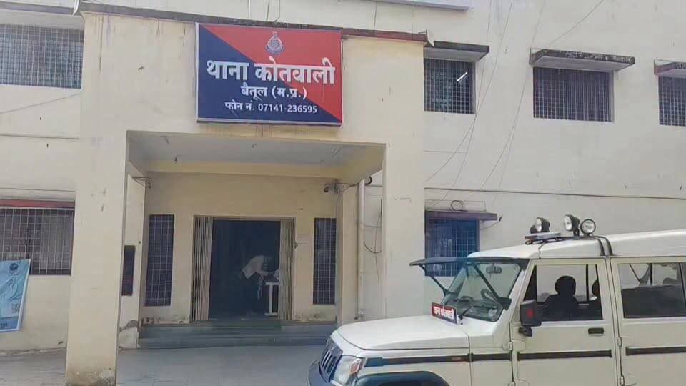 "मोबाइल झपटमार गैंग का पर्दाफाश: दो बदमाश गिरफ्तार, चोरी के मोबाइल और बाइक बरामद"
बैतूल में लगातार हो रही मोबाइल झपटमारी की घटनाओं पर कोतवाली पुलिस ने बड़ी कार्रवाई करते हुए दो आरोपियों को गिरफ्तार कर लिया है। पुलिस ने आरोपियों के कब्जे से चोरी गए दो मोबाइल फोन और वारदात में इस्तेमाल की गई मोटरसाइकिल भी बरामद की है। सोमवार को रात 8:12 पर कोतवाली पुलिस द्वारा जारी प्रेस नोट के माध्यम से जानकारी दी गई की
पुलिस अधीक्षक वीरेन्द्र जैन के निर्देश पर चलाए जा रहे अभियान के तहत कोतवाली पुलिस ने मोबाइल स्नैचिंग के आरोपी अजय आर्य उर्फ चंदू और अमन राज उर्फ एक्शल को गिरफ्तार किया है। दोनों आरोपी बैतूल के जयप्रकाश वार्ड के निवासी हैं।
पहली घटना 13 जून की है, जब झिरना ढाना सिल्लौट निवासी रितेश धुर्वे का करीब 12 हजार रुपये कीमत का ओप्पो मोबाइल अज्ञात बदमाश झपटकर फरार हो गए थे। वहीं दूसरी घटना 18 जून को कोसमी जोड़ के पास हुई, जहां झाड़ेगांव निवासी शिवप्रसाद इवने से करीब 15 हजार 500 रुपये कीमत का वीवो मोबाइल छीना गया था।
मामले की जांच के दौरान पुलिस ने तकनीकी साक्ष्यों और मुखबिर तंत्र की मदद से आरोपी अजय आर्य को हिरासत में लिया। पूछताछ में उसने दोनों वारदातों को कबूल करते हुए अपने साथी अमन उर्फ एक्शल का नाम भी बताया। इसके बाद पुलिस ने दोनों आरोपियों को गिरफ्तार कर उनके कब्जे से दोनों मोबाइल फोन और वारदात में इस्तेमाल की गई मोटरसाइकिल जब्त कर ली।
बरामद मशरूका की कुल कीमत करीब 27 हजार 500 रुपये बताई गई है। दोनों आरोपियों को न्यायालय में पेश कर आगे की कार्रवाई की जा रही है। इस सफलता में थाना प्रभारी देवकरण डेहरिया सहित कोतवाली पुलिस टीम की भूमिका सराहनीय रही।एंकर आउट्रो: "बैतूल पुलिस की इस कार्ररंवाई से मोबाइल झपटमारी की घटनाओं पर अंकुश लगने की उम्मीद बढ़ी है, वहीं अपराधियों को भी सख्त संदेश गया है कि कानून के हाथों से बच पाना आसान नहीं है।"
#BetulPolice #MobileSnatcher #BetulNews #CrimeNews #BreakingNews #MPPolice #PoliceAction #BetulBreaking #ViralNews #CrimeAlert #JusticeServed #BetulUpdates #MobileTheft #PoliceSuccess #MadhyaPradeshNews #ViralPost #TrendingNews #Betul
