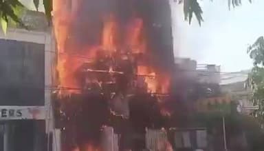 लखनऊ का भीषण आग हादसा जिससे 15 लोगों की जान चली गई और कई घायल हैं!
लापरवाह चार अधिकारीगण गिरफ्तार व 4 सस्पेंड