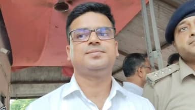 मधुबनी नगर थाना परिसर में मुहर्रम पर्व को शांतिपूर्ण एवं सौहार्दपूर्ण वातावरण में संपन्न कराने को लेकर शांति समिति की बैठक आयोजित की गई। बैठक में प्रशासनिक अधिकारियों ने जुलूस के दौरान DJ बजाने तथा हथियारों के प्रदर्शन पर प्रतिबंध संबंधी निर्देश दिए और सभी से आपसी भाईचारा एवं शांति बनाए रखने की अपील की।
#Madhubani #Muharram #MadhubaniNews #BiharNews #PeaceCommittee #PoliceAdministration #LawAndOrder #DENNewsMadhubani