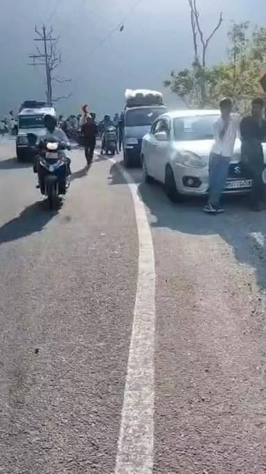 बड़ा हादसा : ऋषिकेश बद्रीनाथ नेशनल हाईवे पर वाहन दुघर्टनाग्रस्त.....शिवपुरी के पास एक वाहन नदी में समाया।
प्रत्यक्षदर्शी के अनुसार वाहन स्कॉर्पियो बताया जा रहा है।