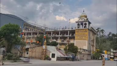 "नगरासू गुरुद्वारा विवाद: वार्ता जारी, हेमकुंड और चारधाम यात्रा पर नहीं पड़ा कोई असर",,
सेना की तैनाती संबंधी खबरें भ्रामक, प्रशासन और पुलिस लगातार कर रहे संवाद!!
रुद्रप्रयाग जिले के नगरासू स्थित गुरुद्वारा साहिब में 20 जून को हुई घटना के बाद जिला प्रशासन और पुलिस प्रशासन लगातार स्थिति पर नजर बनाए हुए हैं। अधिकारियों ने स्पष्ट किया है कि हेमकुंड साहिब यात्रा एवं चारधाम यात्रा पूरी तरह सुरक्षित और सुचारू रूप से संचालित हो रही है तथा कहीं भी किसी प्रकार का व्यवधान नहीं है।
पुलिस अधीक्षक नीहारिका तोमर ने बताया कि 20 जून को सूचना मिली थी कि नगरासू स्थित गुरुद्वारे में दो पक्षों के बीच किसी विषय को लेकर विवाद और कहासुनी की स्थिति बनी हुई है। सूचना मिलते ही घोलतीर चौकी पुलिस मौके पर पहुंची और स्थिति का जायजा लिया।
उन्होंने बताया कि गुरुद्वारे के सेवादारों और वहां पहुंचे कुछ निहंग सिख यात्रियों के बीच विवाद उत्पन्न हुआ था। पुलिस ने तत्काल हस्तक्षेप करते हुए कानून एवं शांति व्यवस्था बनाए रखी और दोनों पक्षों से वार्ता कर पूरे मामले की जानकारी ली। इसी दौरान कुछ निहंग सिख गुरुद्वारे की छत पर चले गए और उन्होंने वहां पहुंचने वाले मार्ग को बंद कर दिया।
पुलिस अधीक्षक के अनुसार जिला प्रशासन, पुलिस और गुरुद्वारा प्रबंधन समिति लगातार निहंग सिखों के संपर्क में हैं तथा उन्हें समझाने का प्रयास कर रहे हैं। वार्ता के सकारात्मक परिणाम सामने आए हैं और दो निहंग सिख छत से नीचे उतरकर प्रशासन और पुलिस अधिकारियों के साथ बातचीत कर रहे हैं। अन्य लोगों से भी संवाद जारी है।
उन्होंने स्पष्ट किया कि सोशल मीडिया पर प्रसारित कई सूचनाएं तथ्यहीन और भ्रामक हैं। गुरुद्वारे पर किसी प्रकार का कब्जा नहीं किया गया है और न ही किसी को बंधक बनाया गया है। गुरुद्वारे में लंगर सेवा पूर्ववत संचालित हो रही है। श्रद्धालु सामान्य रूप से गुरुद्वारे में आ-जा रहे हैं, ठहर रहे हैं तथा अपनी यात्रा जारी रखे हुए हैं। अरदास सहित अन्य धार्मिक गतिविधियां भी नियमित रूप से संपन्न हो रही हैं।
जिलाधिकारी विशाल मिश्रा ने कहा कि श्री हेमकुंड साहिब यात्रा और चारधाम यात्रा पूरी तरह सुरक्षित एवं व्यवस्थित ढंग से संचालित हो रही है। सभी यात्रा मार्ग खुले हैं और कहीं भी यातायात बाधित नहीं है। श्रद्धालु बिना किसी परेशानी के अपने गंतव्य तक पहुंच रहे हैं।
उन्होंने कहा कि यात्रा प्रभावित होने संबंधी कुछ भ्रामक सूचनाएं प्रसारित की जा रही हैं, जिनका वास्तविक स्थिति से कोई संबंध नहीं है। प्रशासन ने आमजन और श्रद्धालुओं से अपील की है कि वे केवल प्रशासन और पुलिस द्वारा जारी आधिकारिक सूचनाओं पर ही विश्वास करें।
प्रशासन और पुलिस ने संयुक्त रूप से स्थानीय नागरिकों, श्रद्धालुओं और विभिन्न संगठनों से शांति, सौहार्द और सामाजिक सद्भाव बनाए रखने की अपील करते हुए किसी भी अपुष्ट सूचना को साझा न करने का आग्रह किया है। अधिकारियों ने यह भी स्पष्ट किया कि क्षेत्र में सेना की तैनाती संबंधी चल रही खबरें पूरी तरह असत्य और भ्रामक हैं। कानून-व्यवस्था बनाए रखने के लिए पुलिस एवं प्रशासनिक अधिकारी मौके पर मौजूद हैं और स्थिति पर लगातार नजर रखे हुए हैं।