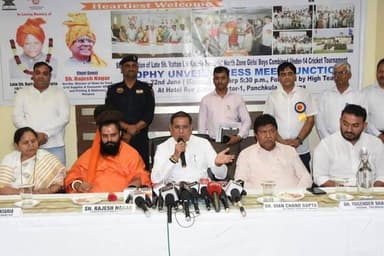 हरियाणा के खाद्य, नागरिक आपूर्ति और उपभोक्ता मामले मंत्री श्री राजेश नागर ने रैड बिशप सेक्टर 1 में ‘स्वर्गीय श्री रतन लाल कटारिया नॉर्थ ज़ोन बॉयज़/गर्ल्स कंबाइंड अंडर-14 क्रिकेट टूर्नामेंट’ के दूसरे संस्करण की ट्रॉफी का अनावरण किया। कहा हरियाणा की खेल नीति देश में नंबर एक है।
इस अवसर पर श्री नागर ने पांच लाख रुपए की राशि देने की घोषणा की।
श्री राजेश नागर ने कहा कि हरियाणा सरकार खेलो को प्रमोट करने में देश में सबसे ऊपर है। हरियाणा केखिलाड़ियों ने देश में नहीं बल्कि विदेशी धरती पर भी प्रदेश का नाम मेडल जीतकर ऊंचा किया है।श्री नागर आज ‘स्वर्गीय श्री रतन लाल कटारिया नॉर्थ ज़ोन बॉयज़/गर्ल्स कंबाइंड अंडर-14 क्रिकेट टूर्नामेंट’ के दूसरे संस्करण की ट्रॉफी का अनावरण अवसर पर लोगों को संबोधित कर रहे थे।
उन्होंने कहा कि यह क्रिकेट टूर्नामेंट अंबाला निर्वाचन क्षेत्र से पूर्व केंद्रीय मंत्री और सांसद रहे स्वर्गीय श्री रतन लाल कटारिया की याद में आयोजित किया जा रहा है। इसका आयोजन सी.एफ.एच.हरियाणा (रजिस्टर्ड) और रतन लाल कटारिया सेवा ट्रस्ट (रजिस्टर्ड) द्वारा किया गया है। इस मौके पर राज्यमंत्री ने सी.एफ.एच.(रजिस्टर्ड) द्वारा अंबाला ज़िले की 5 ग्राम पंचायतों को क्रिकेट के सभी ज़रूरी सामानों वाली 5 पूरी क्रिकेट किट बांटीं।
श्री राजेश नागर, हरियाणा के माननीय खाद्य, नागरिक आपूर्ति और उपभोक्ता मामले मंत्री ने मीडिया को संबोधित करते हुए कहा, “मैं सी.एफ.एच. फेडरेशन के उन सभी सदस्यों की सराहना करता हूं और उन्हें बधाई देता हूं जो जमीनी स्तर पर क्रिकेट को बढ़ावा देने और ट्राई-सिटी और उत्तर भारत के ग्रामीण/पिछड़े इलाकों के उभरते क्रिकेटरों को मंच प्रदान करने के लिए कड़ी मेहनत कर रहे हैं। मैं आयोजकों को बधाई देता हूं और उन्हें शुभकामनाएं देता हूं क्योंकि वे 2004 से पिछले 22 वर्षों से लगातार राष्ट्रीय स्तर पर और ट्राई-सिटी क्षेत्र में बड़े पैमाने पर लड़कों और लड़कियों के क्रिकेट को बढ़ावा दे रहे हैं।”
#panchkulanews #newsupdates #panchkulasocialmedia #panchkula