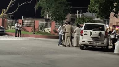 हांसी में देर रात रेस्ट हाउस में प्रशासनिक अधिकारियों की बैठक, पुलिस का हुजूम क्या संकेत करता है , कोई आधिकारिक पुष्टि नहीं ,किस बात को लेकर बैठक हो रही