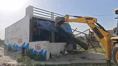 गांव मंझावली में DTP विभाग ने की तोड़ फोड़ के नाम पर खानापूर्ति |
एक सप्ताह का समय दिया गया हैं 😂😂 चुपचाप आकर मिल लेना /सामान निकाल लेना |