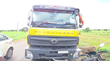 ಬೈಲಹೊಂಗಲ: ಕಳ್ಳ ದಾರಿ ಹಿಡಿದು ಸಾಗುತ್ತಿರುವ ಟಿಪ್ಪರಗಳನ್ನ ಚಿಕ್ಕಬಾಗೇವಾಡಿ ಗ್ರಾಮದಲ್ಲಿ ತಡೆದು ಗ್ರಾಮಸ್ಥರ ಆಕ್ರೋಶ
