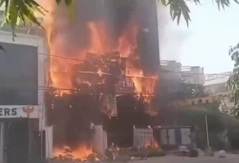 राजधानी लखनऊ के पुरनिया इलाके में आज दोपहर एक बड़ा और दर्दनाक हादसा हो गया। एक कमर्शियल बिल्डिंग के बेसमेंट में हुए एसी ब्लास्ट ने देखते ही देखते पूरी इमारत को अपनी चपेट में ले लिया। इस हादसे ने पूरे शहर को झकझोर कर रख दिया है। अग्निकांड में अब तक 10 से ज्यादा लोगों की दुखद मौत हो चुकी है। मृत लोगों में अधिकांश 20 से 24 वर्ष की उम्र के युवा छात्र और कामकाजी लोग शामिल हैं, जो बिल्डिंग की ऊपरी मंजिलों पर स्थित एनीमेशन व गेमिंग सेंटर में मौजूद थे। #Lucknow #AliganjFire #institute #student #UttarPradesh