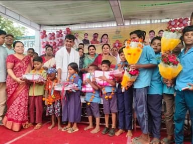 जिला स्तरीय शाला प्रवेशोत्सव में नव प्रवेशी छात्र-छात्राओं का हुआ स्वागत...
शासकीय हायर सेकेंडरी स्कूल बेलसोडा में शाला प्रवेशोत्सव का उत्साहपूर्ण आयोजन किया गया। कार्यक्रम में नवप्रवेशी विद्यार्थियों का तिलक-रोली लगाकर तथा मिठाई खिलाकर आत्मीय स्वागत किया गया। साथ ही विद्यार्थियों को निःशुल्क पाठ्यपुस्तक एवं गणवेश भी वितरित किए गए। कार्यक्रम में मुख्य अतिथि के रूप में सांसद श्रीमती रूपकुमारी चौधरी शामिल हुए। इस अवसर पर विधायक श्री योगेश्वर राजू सिन्हा, छत्तीसगढ़ राज्य बीज निगम एवं कृषि विकास निगम के अध्यक्ष श्री चंद्रहास चंद्राकर, जिला पंचायत अध्यक्ष श्रीमती मोंगरा पटेल, जिला स्काउट एवं गाइड संघ के जिलाध्यक्ष ऐतराम साहू, रेड क्रॉस सोसायटी के अध्यक्ष श्री संदीप दीवान, कलेक्टर श्री विनय कुमार लंगेह उपस्थित रहे। इस अवसर पर अतिथियों द्वारा शिक्षा विभाग द्वारा लगाए गए स्टॉल का अवलोकन किया गया।
#school #shalapraveshotsav2026 #chhattisgarh #mahasamund