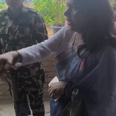बेरोजगारी बनी वैवाहिक विवाद की वजह, पत्नी ने मांगा तलाक
पति-पत्नी के रिश्ते में आर्थिक अस्थिरता से बढ़ा तनाव
20 लाख रुपये की मांग के आरोप से मामला चर्चा में
✒️रिपोर्ट नागेंद्र पांडये
पति-पत्नी के बीच वैवाहिक विवाद का एक मामला सोशल मीडिया पर चर्चा का विषय बना हुआ है। आरोप है कि पत्नी अपने बेरोजगार पति से तलाक चाहती है, जबकि पति साथ रहने की इच्छा जता रहा है। वहीं पति पक्ष का दावा है कि पत्नी ने समझौते अथवा अलगाव के बदले 20 लाख रुपये की मांग भी रखी है। हालांकि इस मामले में दोनों पक्षों के दावों की स्वतंत्र पुष्टि नहीं हो सकी है। मामला रिश्तों में बढ़ती आर्थिक अपेक्षाओं और वैवाहिक तनाव को लेकर नई बहस छेड़ रहा है।
सोशल मीडिया और विभिन्न डिजिटल प्लेटफॉर्म पर एक वैवाहिक विवाद इन दिनों तेजी से चर्चा में है। जानकारी के अनुसार एक दंपति के बीच लंबे समय से चल रहे मतभेद अब तलाक तक पहुंच गए हैं। बताया जा रहा है कि पत्नी का आरोप है कि पति बेरोजगार है और वह अपने करियर एवं भविष्य को लेकर गंभीर चिंताओं का सामना कर रही है।
महिला का कहना है कि उसने कठिन संघर्ष और मेहनत के बल पर नौकरी हासिल की है तथा वर्तमान मुकाम तक पहुंची है। दूसरी ओर पति का दावा है कि वह विवाह को बचाना चाहता है और पत्नी के साथ रहना चाहता है। पति पक्ष ने यह भी आरोप लगाया है कि पत्नी द्वारा 20 लाख रुपये की मांग की गई है।
मामले की चर्चा सोशल मीडिया पर तेजी से फैल रही है, जहां लोग अपने-अपने दृष्टिकोण से प्रतिक्रिया दे रहे हैं। कुछ लोग आर्थिक स्थिरता को वैवाहिक जीवन का महत्वपूर्ण आधार मान रहे हैं, जबकि अन्य लोगों का कहना है कि संवाद, समझदारी और आपसी विश्वास किसी भी रिश्ते की सबसे बड़ी ताकत होते हैं।
परिवार परामर्शदाताओं का मानना है कि वैवाहिक विवादों में भावनात्मक, सामाजिक और आर्थिक सभी पहलू जुड़े होते हैं। ऐसे मामलों में न्यायिक प्रक्रिया से पहले पारिवारिक परामर्श और संवाद की भूमिका महत्वपूर्ण हो सकती है।
विशेषज्ञों के अनुसार बेरोजगारी, आर्थिक दबाव और बदलती सामाजिक अपेक्षाएं आज कई परिवारों में तनाव का कारण बन रही हैं। ऐसे में दोनों पक्षों को कानूनी अधिकारों और जिम्मेदारियों के साथ-साथ रिश्तों को समझदारी से संभालने की आवश्यकता है।
यह मामला केवल एक पति-पत्नी के विवाद तक सीमित नहीं है, बल्कि आधुनिक समाज में रिश्तों, आर्थिक अपेक्षाओं और पारिवारिक मूल्यों के बदलते स्वरूप की भी झलक प्रस्तुत करता है। फिलहाल यदि मामला न्यायालय या संबंधित प्राधिकरण के समक्ष है, तो अंतिम निष्कर्ष विधिक प्रक्रिया और उपलब्ध तथ्यों के आधार पर ही सामने आएगा।
🟥 ND NEWS की विशेष अपील
ND NEWS | दैनिक निष्पक्ष धारा समाज के सभी नागरिकों से अपील करता है कि वैवाहिक विवादों को टकराव के बजाय संवाद और समझदारी के माध्यम से सुलझाने का प्रयास करें।
पति-पत्नी का संबंध विश्वास, सम्मान और सहयोग की नींव पर टिका होता है। आर्थिक चुनौतियां जीवन का हिस्सा हो सकती हैं, लेकिन संवाद की कमी अक्सर समस्याओं को और गंभीर बना देती है।
जनहित में सुझाव
✅ वैवाहिक विवादों में पहले पारिवारिक संवाद को प्राथमिकता दें।
✅ पारिवारिक परामर्श केंद्रों की सहायता लें।
✅ आर्थिक चुनौतियों का मिलकर समाधान खोजें।
✅ किसी भी पक्ष पर बिना सत्यापन आरोप लगाने से बचें।
✅ कानूनी अधिकारों और कर्तव्यों की जानकारी रखें।
✅ सोशल मीडिया ट्रायल के बजाय विधिक प्रक्रिया पर भरोसा करें।
✅ परिवार और समाज में सकारात्मक संवाद का माहौल बनाएं।
"मजबूत रिश्तों की नींव आपसी सम्मान, संवाद और विश्वास से बनती है।"
👇🏿👇🏿
#NDNews #दैनिकनिष्पक्षधारा #MarriageDispute #FamilyCourt #SocialIssue #WomenEmpowerment #FamilyCounselling #RelationshipIssues #LegalAwareness #NDNewsChannel #PublicAwareness
👇🏿👇🏿👇🏿
🟥 ND NEWS | दैनिक निष्पक्ष धारा
मुख्य संपादक / संस्थापक: राजन सिंह हाड़ा
सह-संपादक: शालिनी सिंह भदौरिया
✒️ रिपोर्ट : सहयोगी शिवा गुप्ता के साथ जिला ब्यूरो अजय श्रीवास्तव
📍 कार्यालय-3: U158, हीरा स्वीट्स के पास, विकास मार्ग, लक्ष्मी नगर, पूर्वी दिल्ली, पिन कोड – (110092) (NCR)
📍 कार्यालय-2: विधानसभा रोड, बर्लिंगटन चौराहा, लखनऊ (226001) (UP)
📍 कार्यालय-1: 1/1 अटल बिहारी चौराहा, नियर बर्मा चौराहा, फतेहपुर (212601) (UP)
📅 दिनांक: 23 जून 2026
📆 दिन: मंगलवार
📧 Email: ndnewschannel@gmail.com
📞 मोबाइल: 9696119696