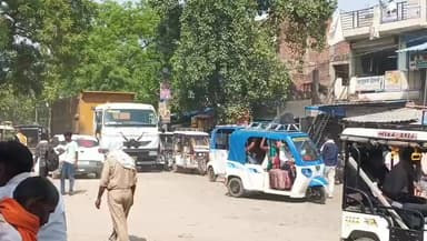 गौहनिया चौराहा बना मुसीबत चौक, धूल-धक्कड़ और जाम से त्रस्त जनता
ओवरलोड डंपरों की आवाजाही और अवैध टेंपो स्टैंड से बढ़ी परेशानी
चौकी के सामने नियमों की अनदेखी पर स्थानीय लोगों ने उठाए सवाल
✒️रिपोर्ट सुनील यादव
प्रयागराज। जनपद प्रयागराज के घूरपुर थाना क्षेत्र स्थित गौहनिया चौराहा इन दिनों स्थानीय नागरिकों के लिए गंभीर समस्या का केंद्र बनता जा रहा है। क्षेत्रवासियों का आरोप है कि ओवरलोड डंपरों की लगातार आवाजाही, सड़क किनारे संचालित अवैध टेंपो स्टैंड और उड़ती धूल के कारण आम जनजीवन प्रभावित हो रहा है। जाम, प्रदूषण और संभावित सड़क दुर्घटनाओं के खतरे ने लोगों की चिंताओं को बढ़ा दिया है। स्थानीय नागरिक प्रशासन और संबंधित विभागों से तत्काल प्रभावी कार्रवाई की मांग कर रहे हैं।
घूरपुर थाना क्षेत्र के अंतर्गत आने वाला गौहनिया चौराहा इन दिनों यातायात अव्यवस्था और प्रदूषण की दोहरी मार झेल रहा है। स्थानीय लोगों के अनुसार गौहनिया चौकी के सामने से दिन-रात बड़ी संख्या में ओवरलोड डंपरों का संचालन हो रहा है, जिससे सड़क पर धूल का गुबार छाया रहता है। इसका सीधा असर दुकानदारों, राहगीरों और आसपास रहने वाले लोगों के स्वास्थ्य पर पड़ रहा है।
बताया जाता है कि भारी वाहनों की लगातार आवाजाही के कारण सड़क की स्थिति भी प्रभावित हो रही है। धूल के कारण कई लोगों को सांस संबंधी परेशानियों का सामना करना पड़ रहा है, वहीं दृश्यता कम होने से सड़क हादसों की आशंका भी बनी रहती है।
स्थिति को और गंभीर बना रहा है चौराहे पर संचालित अवैध टेंपो स्टैंड। स्थानीय नागरिकों का कहना है कि सड़क किनारे मनमाने तरीके से वाहन खड़े किए जाने के कारण अक्सर जाम की स्थिति बनी रहती है। बाजार आने वाले ग्राहकों, स्कूली बच्चों और दैनिक यात्रियों को भारी दिक्कतों का सामना करना पड़ता है।
क्षेत्रीय लोगों का कहना है कि चौकी के सामने ही यह स्थिति बनी रहने के बावजूद समस्या का स्थायी समाधान नहीं हो पा रहा है। नागरिकों ने मांग की है कि यातायात व्यवस्था को दुरुस्त करने, ओवरलोड वाहनों की जांच करने और अवैध टेंपो स्टैंड को हटाने के लिए विशेष अभियान चलाया जाए।
सोशल मीडिया पर भी इस मुद्दे को लेकर चर्चाएं तेज हैं। स्थानीय लोगों का कहना है कि यदि समय रहते प्रभावी कदम नहीं उठाए गए तो भविष्य में कोई बड़ी दुर्घटना हो सकती है। लोगों ने जिला प्रशासन, परिवहन विभाग और पुलिस अधिकारियों से जनहित में त्वरित कार्रवाई की अपेक्षा जताई है।
जनभावना और नागरिकों की मांग
स्थानीय नागरिकों का कहना है कि सुरक्षित और सुगम यातायात व्यवस्था प्रत्येक नागरिक का अधिकार है। उनका मानना है कि सड़कों पर बढ़ती अव्यवस्था, जाम और प्रदूषण की समस्या को गंभीरता से लेते हुए संबंधित विभागों को संयुक्त रूप से कार्रवाई करनी चाहिए।
लोगों ने मांग की है कि:
ओवरलोड डंपरों की नियमित जांच की जाए।
अवैध टेंपो स्टैंड को हटाया जाए।
सड़कों पर नियमित पानी का छिड़काव कराया जाए।
यातायात पुलिस की निगरानी बढ़ाई जाए।
दुर्घटना संभावित क्षेत्रों में विशेष अभियान चलाया जाए।
गौहनिया चौराहा केवल एक यातायात समस्या नहीं बल्कि सार्वजनिक सुरक्षा और स्वास्थ्य से जुड़ा मुद्दा बनता जा रहा है। स्थानीय नागरिक उम्मीद कर रहे हैं कि संबंधित विभाग जनभावनाओं को ध्यान में रखते हुए समस्या का स्थायी समाधान निकालेंगे, ताकि क्षेत्रवासियों को सुरक्षित,स्वच्छ और व्यवस्थित यातायात वातावरण मिल सके।
🟥 NDNEWS की विशेष अपील
NDNEWS | दैनिक निष्पक्ष धारा सभी वाहन चालकों,परिवहन विभाग, खनन विभाग, नगर प्रशासन एवं पुलिस विभाग से अपील करता है कि सड़क सुरक्षा और जनसुविधा को सर्वोच्च प्राथमिकता दें।
ओवरलोडिंग,अवैध पार्किंग और यातायात नियमों की अनदेखी किसी भी समय बड़े हादसे का कारण बन सकती है।समय रहते प्रभावी कार्रवाई ही जनहित में सबसे बड़ा कदम साबित होगी।
👇👇👇👇
@dgpup
@UPGovt
@RSSorg
@Uppolice
@wpl1090
@RSSgeet
@MIB_India
@PMOIndia
@HMOIndia
@VHPDigital
@CMOUP_RC
@myogioffice
@InfoDeptUP
@CMOfficeUP
@ChiefSecyUP
@MahantYogiG
@ChiefSecyUP
@BajrangDalOrg
@myogiadityanath
@112UttarPradesh
@UPPViralCheck
@UpPolicemitra
@prayagraj_pol
@ADGZonPrayagraj
@DM_PRAYAGRAJ
@CommissionerPrg
@NigamPrayagraj
@Prayagraj_TP
@PROdefprayagraj
👇🏿👇🏿👇🏿
#NDNews #दैनिकनिष्पक्षधारा #Prayagraj #Ghoorpur #Gauhaniya #TrafficJam #Overloading #RoadSafety #UPPolice #TrafficPolice #PublicSafety #PrayagrajNews #NDNewsChannel #CitizenVoice #DustPollution
👇🏿👇🏿
NDNEWS | दैनिक निष्पक्ष धारा
मुख्य संपादक/संस्थापक:राजन सिंह हाड़ा
सह-संपादक:शालिनी सिंह भदौरिया
📅 दिनांक: 23 जून 2026
📞 मोबाइल: 9696119696