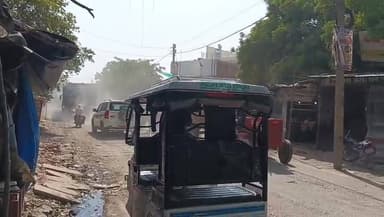 गौहनिया चौराहा बना मुसीबत चौक, धूल-धक्कड़ और जाम से त्रस्त जनता
ओवरलोड डंपरों की आवाजाही और अवैध टेंपो स्टैंड से बढ़ी परेशानी
चौकी के सामने नियमों की अनदेखी पर स्थानीय लोगों ने उठाए सवाल
✒️रिपोर्ट सुनील यादव
प्रयागराज। जनपद प्रयागराज के घूरपुर थाना क्षेत्र स्थित गौहनिया चौराहा इन दिनों स्थानीय नागरिकों के लिए गंभीर समस्या का केंद्र बनता जा रहा है। क्षेत्रवासियों का आरोप है कि ओवरलोड डंपरों की लगातार आवाजाही, सड़क किनारे संचालित अवैध टेंपो स्टैंड और उड़ती धूल के कारण आम जनजीवन प्रभावित हो रहा है। जाम, प्रदूषण और संभावित सड़क दुर्घटनाओं के खतरे ने लोगों की चिंताओं को बढ़ा दिया है। स्थानीय नागरिक प्रशासन और संबंधित विभागों से तत्काल प्रभावी कार्रवाई की मांग कर रहे हैं।
घूरपुर थाना क्षेत्र के अंतर्गत आने वाला गौहनिया चौराहा इन दिनों यातायात अव्यवस्था और प्रदूषण की दोहरी मार झेल रहा है। स्थानीय लोगों के अनुसार गौहनिया चौकी के सामने से दिन-रात बड़ी संख्या में ओवरलोड डंपरों का संचालन हो रहा है, जिससे सड़क पर धूल का गुबार छाया रहता है। इसका सीधा असर दुकानदारों, राहगीरों और आसपास रहने वाले लोगों के स्वास्थ्य पर पड़ रहा है।
बताया जाता है कि भारी वाहनों की लगातार आवाजाही के कारण सड़क की स्थिति भी प्रभावित हो रही है। धूल के कारण कई लोगों को सांस संबंधी परेशानियों का सामना करना पड़ रहा है, वहीं दृश्यता कम होने से सड़क हादसों की आशंका भी बनी रहती है।
स्थिति को और गंभीर बना रहा है चौराहे पर संचालित अवैध टेंपो स्टैंड। स्थानीय नागरिकों का कहना है कि सड़क किनारे मनमाने तरीके से वाहन खड़े किए जाने के कारण अक्सर जाम की स्थिति बनी रहती है। बाजार आने वाले ग्राहकों, स्कूली बच्चों और दैनिक यात्रियों को भारी दिक्कतों का सामना करना पड़ता है।
क्षेत्रीय लोगों का कहना है कि चौकी के सामने ही यह स्थिति बनी रहने के बावजूद समस्या का स्थायी समाधान नहीं हो पा रहा है। नागरिकों ने मांग की है कि यातायात व्यवस्था को दुरुस्त करने, ओवरलोड वाहनों की जांच करने और अवैध टेंपो स्टैंड को हटाने के लिए विशेष अभियान चलाया जाए।
सोशल मीडिया पर भी इस मुद्दे को लेकर चर्चाएं तेज हैं। स्थानीय लोगों का कहना है कि यदि समय रहते प्रभावी कदम नहीं उठाए गए तो भविष्य में कोई बड़ी दुर्घटना हो सकती है। लोगों ने जिला प्रशासन, परिवहन विभाग और पुलिस अधिकारियों से जनहित में त्वरित कार्रवाई की अपेक्षा जताई है।
जनभावना और नागरिकों की मांग
स्थानीय नागरिकों का कहना है कि सुरक्षित और सुगम यातायात व्यवस्था प्रत्येक नागरिक का अधिकार है। उनका मानना है कि सड़कों पर बढ़ती अव्यवस्था, जाम और प्रदूषण की समस्या को गंभीरता से लेते हुए संबंधित विभागों को संयुक्त रूप से कार्रवाई करनी चाहिए।
लोगों ने मांग की है कि:
ओवरलोड डंपरों की नियमित जांच की जाए।
अवैध टेंपो स्टैंड को हटाया जाए।
सड़कों पर नियमित पानी का छिड़काव कराया जाए।
यातायात पुलिस की निगरानी बढ़ाई जाए।
दुर्घटना संभावित क्षेत्रों में विशेष अभियान चलाया जाए।
गौहनिया चौराहा केवल एक यातायात समस्या नहीं बल्कि सार्वजनिक सुरक्षा और स्वास्थ्य से जुड़ा मुद्दा बनता जा रहा है। स्थानीय नागरिक उम्मीद कर रहे हैं कि संबंधित विभाग जनभावनाओं को ध्यान में रखते हुए समस्या का स्थायी समाधान निकालेंगे, ताकि क्षेत्रवासियों को सुरक्षित,स्वच्छ और व्यवस्थित यातायात वातावरण मिल सके।
🟥 NDNEWS की विशेष अपील
NDNEWS | दैनिक निष्पक्ष धारा सभी वाहन चालकों,परिवहन विभाग, खनन विभाग, नगर प्रशासन एवं पुलिस विभाग से अपील करता है कि सड़क सुरक्षा और जनसुविधा को सर्वोच्च प्राथमिकता दें।
ओवरलोडिंग,अवैध पार्किंग और यातायात नियमों की अनदेखी किसी भी समय बड़े हादसे का कारण बन सकती है।समय रहते प्रभावी कार्रवाई ही जनहित में सबसे बड़ा कदम साबित होगी।
👇👇👇👇
@dgpup
@UPGovt
@RSSorg
@Uppolice
@wpl1090
@RSSgeet
@MIB_India
@PMOIndia
@HMOIndia
@VHPDigital
@CMOUP_RC
@myogioffice
@InfoDeptUP
@CMOfficeUP
@ChiefSecyUP
@MahantYogiG
@ChiefSecyUP
@BajrangDalOrg
@myogiadityanath
@112UttarPradesh
@UPPViralCheck
@UpPolicemitra
@prayagraj_pol
@ADGZonPrayagraj
@DM_PRAYAGRAJ
@CommissionerPrg
@NigamPrayagraj
@Prayagraj_TP
@PROdefprayagraj
👇🏿👇🏿👇🏿
#NDNews #दैनिकनिष्पक्षधारा #Prayagraj #Ghoorpur #Gauhaniya #TrafficJam #Overloading #RoadSafety #UPPolice #TrafficPolice #PublicSafety #PrayagrajNews #NDNewsChannel #CitizenVoice #DustPollution
👇🏿👇🏿
NDNEWS | दैनिक निष्पक्ष धारा
मुख्य संपादक/संस्थापक:राजन सिंह हाड़ा
सह-संपादक:शालिनी सिंह भदौरिया
📅 दिनांक: 23 जून 2026
📞 मोबाइल: 9696119696