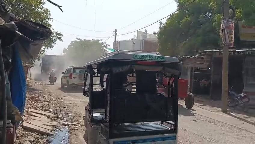 गौहनिया चौराहा बना मुसीबत चौक, धूल-धक्कड़ और जाम से त्रस्त जनता
ओवरलोड डंपरों की आवाजाही और अवैध टेंपो स्टैंड से बढ़ी परेशानी
चौकी के सामने नियमों की अनदेखी पर स्थानीय लोगों ने उठाए सवाल
✒️रिपोर्ट सुनील यादव
प्रयागराज। जनपद प्रयागराज के घूरपुर थाना क्षेत्र स्थित गौहनिया चौराहा इन दिनों स्थानीय नागरिकों के लिए गंभीर समस्या का केंद्र बनता जा रहा है। क्षेत्रवासियों का आरोप है कि ओवरलोड डंपरों की लगातार आवाजाही, सड़क किनारे संचालित अवैध टेंपो स्टैंड और उड़ती धूल के कारण आम जनजीवन प्रभावित हो रहा है। जाम, प्रदूषण और संभावित सड़क दुर्घटनाओं के खतरे ने लोगों की चिंताओं को बढ़ा दिया है। स्थानीय नागरिक प्रशासन और संबंधित विभागों से तत्काल प्रभावी कार्रवाई की मांग कर रहे हैं।
घूरपुर थाना क्षेत्र के अंतर्गत आने वाला गौहनिया चौराहा इन दिनों यातायात अव्यवस्था और प्रदूषण की दोहरी मार झेल रहा है। स्थानीय लोगों के अनुसार गौहनिया चौकी के सामने से दिन-रात बड़ी संख्या में ओवरलोड डंपरों का संचालन हो रहा है, जिससे सड़क पर धूल का गुबार छाया रहता है। इसका सीधा असर दुकानदारों, राहगीरों और आसपास रहने वाले लोगों के स्वास्थ्य पर पड़ रहा है।
बताया जाता है कि भारी वाहनों की लगातार आवाजाही के कारण सड़क की स्थिति भी प्रभावित हो रही है। धूल के कारण कई लोगों को सांस संबंधी परेशानियों का सामना करना पड़ रहा है, वहीं दृश्यता कम होने से सड़क हादसों की आशंका भी बनी रहती है।
स्थिति को और गंभीर बना रहा है चौराहे पर संचालित अवैध टेंपो स्टैंड। स्थानीय नागरिकों का कहना है कि सड़क किनारे मनमाने तरीके से वाहन खड़े किए जाने के कारण अक्सर जाम की स्थिति बनी रहती है। बाजार आने वाले ग्राहकों, स्कूली बच्चों और दैनिक यात्रियों को भारी दिक्कतों का सामना करना पड़ता है।
क्षेत्रीय लोगों का कहना है कि चौकी के सामने ही यह स्थिति बनी रहने के बावजूद समस्या का स्थायी समाधान नहीं हो पा रहा है। नागरिकों ने मांग की है कि यातायात व्यवस्था को दुरुस्त करने, ओवरलोड वाहनों की जांच करने और अवैध टेंपो स्टैंड को हटाने के लिए विशेष अभियान चलाया जाए।
सोशल मीडिया पर भी इस मुद्दे को लेकर चर्चाएं तेज हैं। स्थानीय लोगों का कहना है कि यदि समय रहते प्रभावी कदम नहीं उठाए गए तो भविष्य में कोई बड़ी दुर्घटना हो सकती है। लोगों ने जिला प्रशासन, परिवहन विभाग और पुलिस अधिकारियों से जनहित में त्वरित कार्रवाई की अपेक्षा जताई है।
जनभावना और नागरिकों की मांग
स्थानीय नागरिकों का कहना है कि सुरक्षित और सुगम यातायात व्यवस्था प्रत्येक नागरिक का अधिकार है। उनका मानना है कि सड़कों पर बढ़ती अव्यवस्था, जाम और प्रदूषण की समस्या को गंभीरता से लेते हुए संबंधित विभागों को संयुक्त रूप से कार्रवाई करनी चाहिए।
लोगों ने मांग की है कि:
ओवरलोड डंपरों की नियमित जांच की जाए।
अवैध टेंपो स्टैंड को हटाया जाए।
सड़कों पर नियमित पानी का छिड़काव कराया जाए।
यातायात पुलिस की निगरानी बढ़ाई जाए।
दुर्घटना संभावित क्षेत्रों में विशेष अभियान चलाया जाए।
गौहनिया चौराहा केवल एक यातायात समस्या नहीं बल्कि सार्वजनिक सुरक्षा और स्वास्थ्य से जुड़ा मुद्दा बनता जा रहा है। स्थानीय नागरिक उम्मीद कर रहे हैं कि संबंधित विभाग जनभावनाओं को ध्यान में रखते हुए समस्या का स्थायी समाधान निकालेंगे, ताकि क्षेत्रवासियों को सुरक्षित,स्वच्छ और व्यवस्थित यातायात वातावरण मिल सके।
🟥 NDNEWS की विशेष अपील
NDNEWS | दैनिक निष्पक्ष धारा सभी वाहन चालकों,परिवहन विभाग, खनन विभाग, नगर प्रशासन एवं पुलिस विभाग से अपील करता है कि सड़क सुरक्षा और जनसुविधा को सर्वोच्च प्राथमिकता दें।
ओवरलोडिंग,अवैध पार्किंग और यातायात नियमों की अनदेखी किसी भी समय बड़े हादसे का कारण बन सकती है।समय रहते प्रभावी कार्रवाई ही जनहित में सबसे बड़ा कदम साबित होगी।
👇👇👇👇
@dgpup
@UPGovt
@RSSorg
@Uppolice
@wpl1090
@RSSgeet
@MIB_India
@PMOIndia
@HMOIndia
@VHPDigital
@CMOUP_RC
@myogioffice
@InfoDeptUP
@CMOfficeUP
@ChiefSecyUP
@MahantYogiG
@ChiefSecyUP
@BajrangDalOrg
@myogiadityanath
@112UttarPradesh
@UPPViralCheck
@UpPolicemitra
@prayagraj_pol
@ADGZonPrayagraj
@DM_PRAYAGRAJ
@CommissionerPrg
@NigamPrayagraj
@Prayagraj_TP
@PROdefprayagraj
👇🏿👇🏿👇🏿
#NDNews #दैनिकनिष्पक्षधारा #Prayagraj #Ghoorpur #Gauhaniya #TrafficJam #Overloading #RoadSafety #UPPolice #TrafficPolice #PublicSafety #PrayagrajNews #NDNewsChannel #CitizenVoice #DustPollution
👇🏿👇🏿
NDNEWS | दैनिक निष्पक्ष धारा
मुख्य संपादक/संस्थापक:राजन सिंह हाड़ा
सह-संपादक:शालिनी सिंह भदौरिया
📅 दिनांक: 23 जून 2026
📞 मोबाइल: 9696119696