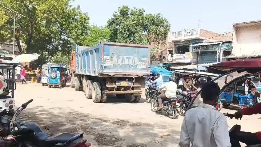 गौहनिया चौराहा बना मुसीबत चौक, धूल-धक्कड़ और जाम से त्रस्त जनता
ओवरलोड डंपरों की आवाजाही और अवैध टेंपो स्टैंड से बढ़ी परेशानी
चौकी के सामने नियमों की अनदेखी पर स्थानीय लोगों ने उठाए सवाल
✒️रिपोर्ट सुनील यादव
प्रयागराज। जनपद प्रयागराज के घूरपुर थाना क्षेत्र स्थित गौहनिया चौराहा इन दिनों स्थानीय नागरिकों के लिए गंभीर समस्या का केंद्र बनता जा रहा है। क्षेत्रवासियों का आरोप है कि ओवरलोड डंपरों की लगातार आवाजाही, सड़क किनारे संचालित अवैध टेंपो स्टैंड और उड़ती धूल के कारण आम जनजीवन प्रभावित हो रहा है। जाम, प्रदूषण और संभावित सड़क दुर्घटनाओं के खतरे ने लोगों की चिंताओं को बढ़ा दिया है। स्थानीय नागरिक प्रशासन और संबंधित विभागों से तत्काल प्रभावी कार्रवाई की मांग कर रहे हैं।
घूरपुर थाना क्षेत्र के अंतर्गत आने वाला गौहनिया चौराहा इन दिनों यातायात अव्यवस्था और प्रदूषण की दोहरी मार झेल रहा है। स्थानीय लोगों के अनुसार गौहनिया चौकी के सामने से दिन-रात बड़ी संख्या में ओवरलोड डंपरों का संचालन हो रहा है, जिससे सड़क पर धूल का गुबार छाया रहता है। इसका सीधा असर दुकानदारों, राहगीरों और आसपास रहने वाले लोगों के स्वास्थ्य पर पड़ रहा है।
बताया जाता है कि भारी वाहनों की लगातार आवाजाही के कारण सड़क की स्थिति भी प्रभावित हो रही है। धूल के कारण कई लोगों को सांस संबंधी परेशानियों का सामना करना पड़ रहा है, वहीं दृश्यता कम होने से सड़क हादसों की आशंका भी बनी रहती है।
स्थिति को और गंभीर बना रहा है चौराहे पर संचालित अवैध टेंपो स्टैंड। स्थानीय नागरिकों का कहना है कि सड़क किनारे मनमाने तरीके से वाहन खड़े किए जाने के कारण अक्सर जाम की स्थिति बनी रहती है। बाजार आने वाले ग्राहकों, स्कूली बच्चों और दैनिक यात्रियों को भारी दिक्कतों का सामना करना पड़ता है।
क्षेत्रीय लोगों का कहना है कि चौकी के सामने ही यह स्थिति बनी रहने के बावजूद समस्या का स्थायी समाधान नहीं हो पा रहा है। नागरिकों ने मांग की है कि यातायात व्यवस्था को दुरुस्त करने, ओवरलोड वाहनों की जांच करने और अवैध टेंपो स्टैंड को हटाने के लिए विशेष अभियान चलाया जाए।
सोशल मीडिया पर भी इस मुद्दे को लेकर चर्चाएं तेज हैं। स्थानीय लोगों का कहना है कि यदि समय रहते प्रभावी कदम नहीं उठाए गए तो भविष्य में कोई बड़ी दुर्घटना हो सकती है। लोगों ने जिला प्रशासन, परिवहन विभाग और पुलिस अधिकारियों से जनहित में त्वरित कार्रवाई की अपेक्षा जताई है।
जनभावना और नागरिकों की मांग
स्थानीय नागरिकों का कहना है कि सुरक्षित और सुगम यातायात व्यवस्था प्रत्येक नागरिक का अधिकार है। उनका मानना है कि सड़कों पर बढ़ती अव्यवस्था, जाम और प्रदूषण की समस्या को गंभीरता से लेते हुए संबंधित विभागों को संयुक्त रूप से कार्रवाई करनी चाहिए।
लोगों ने मांग की है कि:
ओवरलोड डंपरों की नियमित जांच की जाए।
अवैध टेंपो स्टैंड को हटाया जाए।
सड़कों पर नियमित पानी का छिड़काव कराया जाए।
यातायात पुलिस की निगरानी बढ़ाई जाए।
दुर्घटना संभावित क्षेत्रों में विशेष अभियान चलाया जाए।
गौहनिया चौराहा केवल एक यातायात समस्या नहीं बल्कि सार्वजनिक सुरक्षा और स्वास्थ्य से जुड़ा मुद्दा बनता जा रहा है। स्थानीय नागरिक उम्मीद कर रहे हैं कि संबंधित विभाग जनभावनाओं को ध्यान में रखते हुए समस्या का स्थायी समाधान निकालेंगे, ताकि क्षेत्रवासियों को सुरक्षित,स्वच्छ और व्यवस्थित यातायात वातावरण मिल सके।
🟥 NDNEWS की विशेष अपील
NDNEWS | दैनिक निष्पक्ष धारा सभी वाहन चालकों,परिवहन विभाग, खनन विभाग, नगर प्रशासन एवं पुलिस विभाग से अपील करता है कि सड़क सुरक्षा और जनसुविधा को सर्वोच्च प्राथमिकता दें।
ओवरलोडिंग,अवैध पार्किंग और यातायात नियमों की अनदेखी किसी भी समय बड़े हादसे का कारण बन सकती है।समय रहते प्रभावी कार्रवाई ही जनहित में सबसे बड़ा कदम साबित होगी।
👇👇👇👇
@dgpup
@UPGovt
@RSSorg
@Uppolice
@wpl1090
@RSSgeet
@MIB_India
@PMOIndia
@HMOIndia
@VHPDigital
@CMOUP_RC
@myogioffice
@InfoDeptUP
@CMOfficeUP
@ChiefSecyUP
@MahantYogiG
@ChiefSecyUP
@BajrangDalOrg
@myogiadityanath
@112UttarPradesh
@UPPViralCheck
@UpPolicemitra
@prayagraj_pol
@ADGZonPrayagraj
@DM_PRAYAGRAJ
@CommissionerPrg
@NigamPrayagraj
@Prayagraj_TP
@PROdefprayagraj
👇🏿👇🏿👇🏿
#NDNews #दैनिकनिष्पक्षधारा #Prayagraj #Ghoorpur #Gauhaniya #TrafficJam #Overloading #RoadSafety #UPPolice #TrafficPolice #PublicSafety #PrayagrajNews #NDNewsChannel #CitizenVoice #DustPollution
👇🏿👇🏿
NDNEWS | दैनिक निष्पक्ष धारा
मुख्य संपादक/संस्थापक:राजन सिंह हाड़ा
सह-संपादक:शालिनी सिंह भदौरिया
📅 दिनांक: 23 जून 2026
📞 मोबाइल: 9696119696