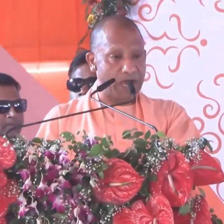 लखनऊ कोचिंग अग्निकांड से दहला प्रदेश, मुख्यमंत्री ने बीच दौरे से लौटने का लिया फैसला
बच्चों की मौत पर मुख्यमंत्री योगी भावुक, उच्चस्तरीय जांच के निर्देश
राहत-बचाव कार्य जारी, डीजीपी और वरिष्ठ अधिकारी मौके पर मौजूद
✒️रिपोर्ट नागेंद्र पांडये
लखनऊ। राजधानी लखनऊ में हुए दर्दनाक कोचिंग अग्निकांड ने पूरे उत्तर प्रदेश को झकझोर कर रख दिया है। हादसे में कई बच्चों के हताहत होने की सूचना के बाद मुख्यमंत्री योगी आदित्यनाथ ने अपना निर्धारित अलीगढ़ दौरा बीच में ही रद्द कर तत्काल लखनऊ लौटने का निर्णय लिया। मुख्यमंत्री ने घटना पर गहरा दुख व्यक्त करते हुए मृतकों के परिजनों के प्रति संवेदना प्रकट की है और मामले की उच्चस्तरीय जांच के निर्देश दिए हैं।
लखनऊ में हुए भीषण अग्निकांड के बाद प्रदेश सरकार पूरी तरह सक्रिय हो गई है। मुख्यमंत्री योगी आदित्यनाथ ने अलीगढ़ में अपने कार्यक्रम के दौरान घटना की जानकारी मिलते ही गहरा दुख व्यक्त किया और कहा कि उनकी हार्दिक इच्छा अलीगढ़ में रहने की थी, लेकिन लखनऊ में हुई दुखद घटना के कारण उन्हें तत्काल वापस लौटना पड़ रहा है।
मुख्यमंत्री ने अपने वक्तव्य में कहा कि अग्निकांड में कुछ बच्चों की जान गई है, जो अत्यंत पीड़ादायक और दुर्भाग्यपूर्ण है। उन्होंने मृतकों के परिजनों के प्रति संवेदना व्यक्त करते हुए कहा कि दोषियों को किसी भी कीमत पर बख्शा नहीं जाएगा।
मुख्यमंत्री ने पुलिस महानिदेशक एवं अपर मुख्य सचिव गृह को तत्काल घटनास्थल पर पहुंचकर विस्तृत रिपोर्ट प्रस्तुत करने के निर्देश दिए हैं। उन्होंने स्पष्ट किया कि सरकार घटना की तह तक जाएगी और यदि किसी स्तर पर लापरवाही पाई गई तो जिम्मेदार लोगों के खिलाफ कड़ी कार्रवाई की जाएगी।
घटना के बाद प्रशासनिक और पुलिस महकमे में भी हलचल तेज हो गई है। मौके पर उपमुख्यमंत्री ब्रजेश पाठक, अपर मुख्य सचिव गृह संजय प्रसाद, डीजीपी राजीव कृष्ण, डीजी फायर सुजीत पांडेय, पुलिस कमिश्नर लखनऊ, जिलाधिकारी लखनऊ सहित कई वरिष्ठ अधिकारी राहत एवं बचाव कार्यों की निगरानी कर रहे हैं।
घायलों को विभिन्न अस्पतालों में भर्ती कराया गया है, जहां उनका उपचार जारी है। चिकित्सकों की टीमें लगातार निगरानी कर रही हैं। दूसरी ओर फायर विभाग और बचाव दल यह सुनिश्चित करने में जुटे हैं कि भवन में कोई व्यक्ति फंसा न रह जाए।
सोशल मीडिया पर घटना से जुड़े वीडियो और तस्वीरें तेजी से वायरल हो रही हैं। इनमें धुएं से घिरी इमारत, राहत-बचाव कार्य और मौके पर मौजूद प्रशासनिक अधिकारियों की गतिविधियां दिखाई दे रही हैं। घटना ने कोचिंग संस्थानों और व्यावसायिक भवनों में अग्नि सुरक्षा व्यवस्था को लेकर गंभीर बहस छेड़ दी है।
विशेषज्ञों का मानना है कि बढ़ती शैक्षणिक गतिविधियों के बीच फायर सेफ्टी मानकों का पालन न करना भविष्य में और बड़ी दुर्घटनाओं को जन्म दे सकता है। इसलिए सभी संस्थानों का सुरक्षा ऑडिट आवश्यक है।
लखनऊ का यह अग्निकांड केवल एक हादसा नहीं बल्कि सुरक्षा मानकों की समीक्षा का गंभीर अवसर भी है। जिन परिवारों ने अपने बच्चों को बेहतर भविष्य के सपने के साथ शिक्षण संस्थानों में भेजा था, उनके लिए यह घटना अपूरणीय क्षति बनकर सामने आई है। अब पूरे प्रदेश की निगाहें जांच रिपोर्ट और सरकार द्वारा की जाने वाली कार्रवाई पर टिकी हैं।
🟥 ND NEWS की विशेष अपील
ND NEWS | दैनिक निष्पक्ष धारा प्रदेश सरकार, जिला प्रशासन, अग्निशमन विभाग, शिक्षा विभाग एवं भवन प्रबंधन संस्थाओं से अपील करता है कि सभी कोचिंग सेंटरों, स्कूलों और व्यावसायिक भवनों का विशेष सुरक्षा ऑडिट कराया जाए।
किसी भी विद्यार्थी की जान सुरक्षा में लापरवाही की भेंट नहीं चढ़नी चाहिए। यह समय जिम्मेदारी तय करने के साथ-साथ भविष्य की सुरक्षा सुनिश्चित करने का भी है।
👇🏿👇🏿👇🏿
@PMOIndia
@myogiadityanath
@CMOfficeUP
@BrajeshPathakUp
@UPGovt
@Uppolice
@dgpup
@lkopolice
@UPFireService
@ChiefSecyUP
@InfoDeptUP
👇🏿👇🏿
#NDNews #दैनिकनिष्पक्षधारा #LucknowFire #LucknowCoachingFire #Lucknow #UPGovernment #YogiAdityanath #BrajeshPathak #UPPolice #FireSafety #StudentSafety #BreakingNews #NDNewsChannel #JusticeForVictims #LucknowNews
👇🏿👇🏿
🟥 ND NEWS | दैनिक निष्पक्ष धारा
मुख्य संपादक / संस्थापक: राजन सिंह हाड़ा
सह-संपादक: शालिनी सिंह भदौरिया
📍 कार्यालय-3: U158, हीरा स्वीट्स के पास, विकास मार्ग, लक्ष्मी नगर, पूर्वी दिल्ली, पिन कोड – (110092) (NCR)
📍 कार्यालय-2: विधानसभा रोड, बर्लिंगटन चौराहा, लखनऊ (226001) (UP)
📍 कार्यालय-1: 1/1 अटल बिहारी चौराहा, नियर बर्मा चौराहा, फतेहपुर (212601) (UP)
📅 दिनांक: 23 जून 2026
📆 दिन: मंगलवार
📧 Email: ndnewschannel@gmail.com
📞 मोबाइल: 9696119696