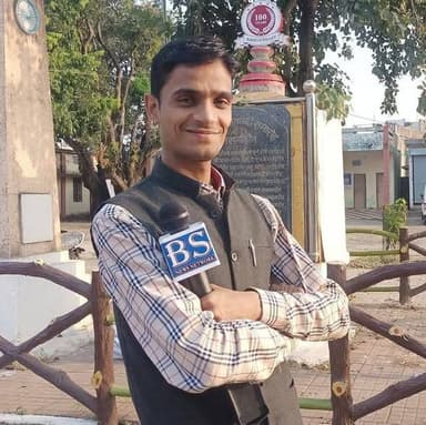 💥अपनी तीखी कलम ✍️ से पत्रकारिता मे अपना नाम बनाने बाले, रानी दुर्गावती विश्वविद्यालय से पत्रकारिता मे मास्टर डिग्री करने बाले, हमेशा स्थानीय मुद्दे पर सजगता से अपनी बात रखने बाले ठाकुर बालमुकुंद सिंह जी को जन्मदिन की बहुत बहुत बधाई.
✨ सिद्धबाबा महाराज की कृपा आप पर हमेशा बनी रहें.🙏