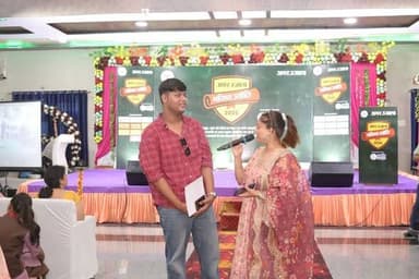🏆 अमर उजाला 'भविष्य ज्योति' कार्यक्रम में मेधावियों का हुआ भव्य सम्मान
दिबियापुर के विकास वैली रिसॉर्ट में आयोजित अमर उजाला भविष्य ज्योति कार्यक्रम में जिले के मेधावी छात्र-छात्राओं को उनकी उत्कृष्ट शैक्षणिक उपलब्धियों के लिए सम्मानित किया गया। इस गरिमामय आयोजन में बड़ी संख्या में मेधावियों के साथ उनके अभिभावकों ने भी उत्साहपूर्वक सहभागिता की।
ऐसे आयोजन विद्यार्थियों का उत्साहवर्धन करने के साथ-साथ उन्हें भविष्य में और बेहतर प्रदर्शन के लिए प्रेरित करते हैं।
औरैया जिले की प्रतिभाओं को सम्मान देने एवं उनका मनोबल बढ़ाने के लिए अमर उजाला परिवार का हार्दिक धन्यवाद।
सभी सम्मानित मेधावी छात्र-छात्राओं को उज्ज्वल भविष्य के लिए ढेरों शुभकामनाएं। 💐
#AmarUjala #BhavishyaJyoti #Dibiyapur #Auraiya #MeritoriousStudents #Education #DibiyapurTheLegend