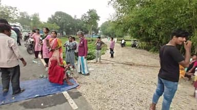 शिलान्यास गलत हुआ हैं?? यह काम पूर्व विधायक इज़हारुल हुसैन द्वारा कराया गया था। गलत जगह में रोड बन रहा हैं : ग्रामीण