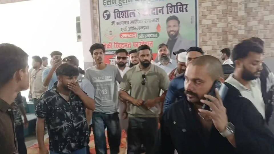 मोहम्मद दीपक रावत पहुंचे सितारगंज।
#जोया_पैलेस विशाल #रक्तदान शिविर में पहुंचे देश के जाने-माने युवाओं और उत्तराखंड की शान मोहम्मद दीपक रावत और जाने माने बॉडी बिल्डर मोहित चोपड़ा।