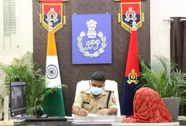 #SP_अमेठी द्वारा पुलिस कार्यालय गौरीगंज में #जनसुनवाई कर कार्यालय में आने वाले फरियादियों की शिकायतों को सुना गया तथा उनकी शिकायतों के समयबद्ध व गुणवत्तापूर्ण निस्तारण हेतु संबन्धित को आवश्यक आदेश-निर्देश दिए गए।
#amethipolice https://t.co/LnktCl8lbz
