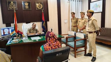 #Chitrakoot
#SPCkt अरुण कुमार सिंह द्वारा पुलिस कार्यालय में की गयी जनसुनवाई, शिकायतों के त्वरित निस्तारण हेतु सम्बन्धित को दिए निर्देश। https://t.co/bEW8TZTSok