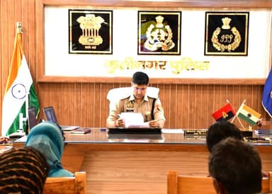 पुलिस अधीक्षक कुशीनगर श्री केशव कुमार द्वारा पुलिस कार्यालय में आये आवेदकों की समस्याओ को विस्तारपूर्वक सुनकर न्याय का भरोसा दिलाते हुये उनकी समस्याओं का न्यायोचित निस्तारण करने हेतु सम्बन्धित को निर्देश दिये जा रहे है। #uppolice https://t.co/9vvRRg62tn